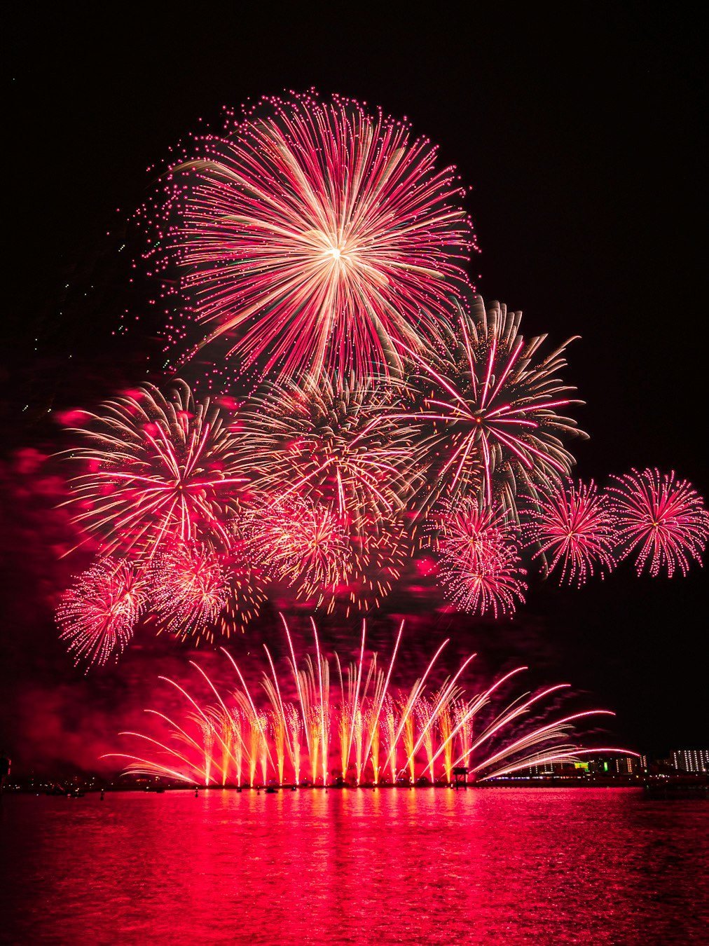 桑名水乡烟花2024之夜，红色烟花映在水面