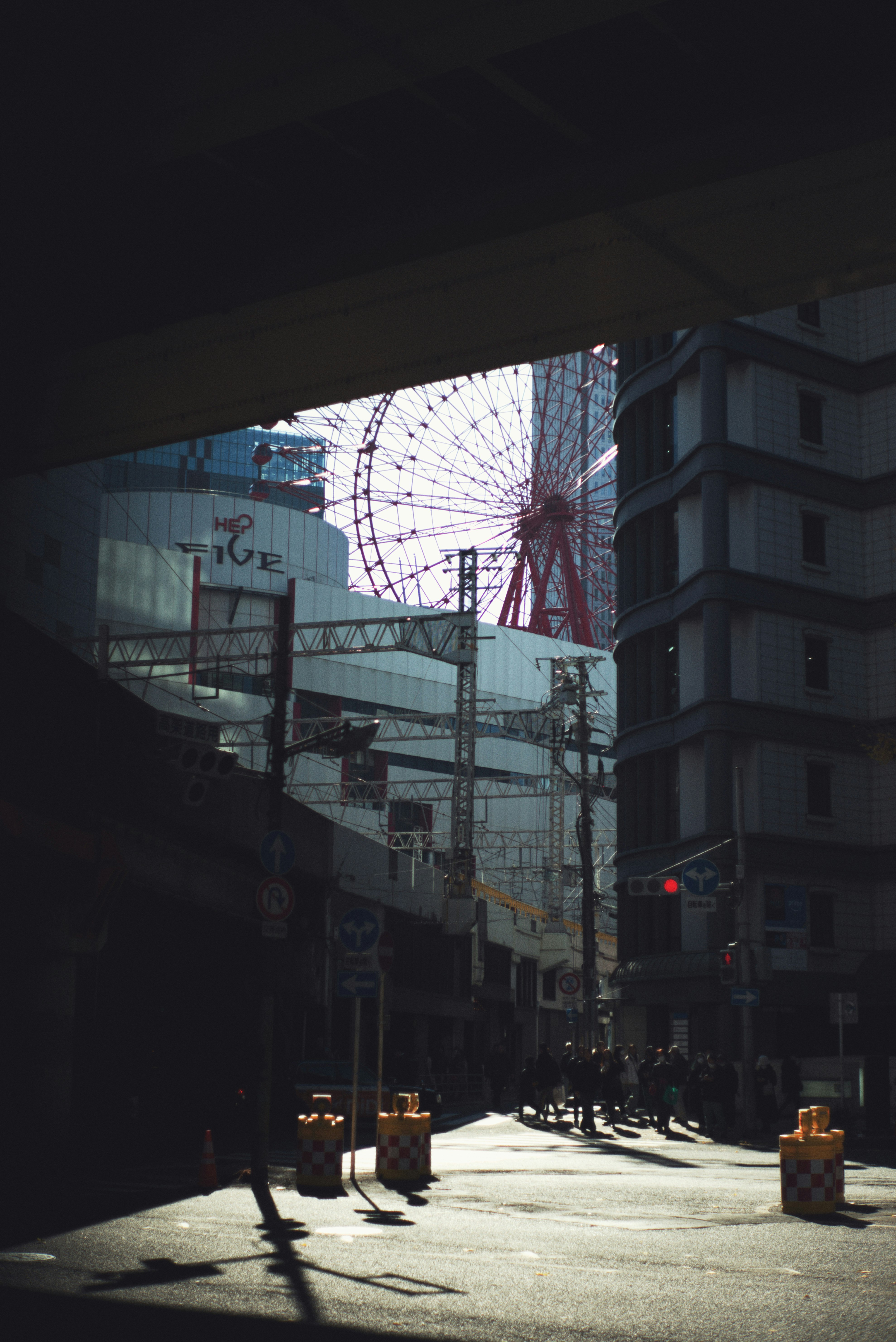 Osaka-Straße unter einer Hochbahn, Fahrräder und Straßenlaternen