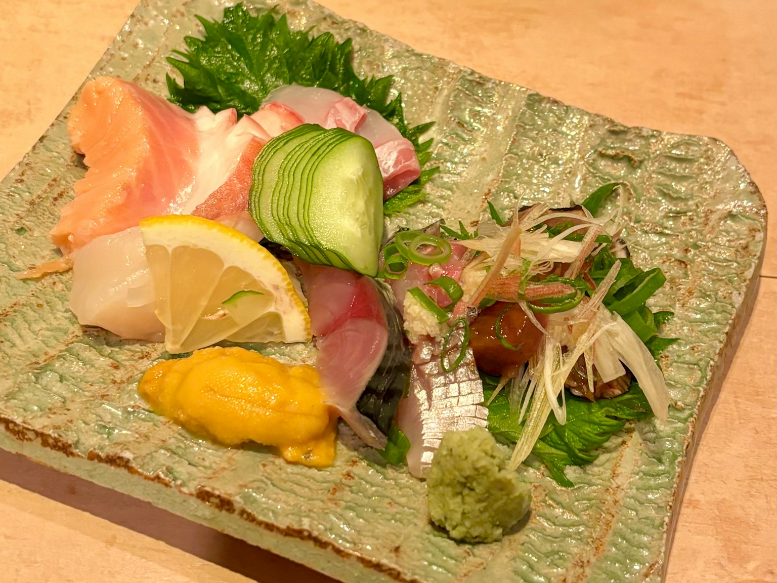 Une assiette de sashimi frais avec des garnitures de citron et de wasabi