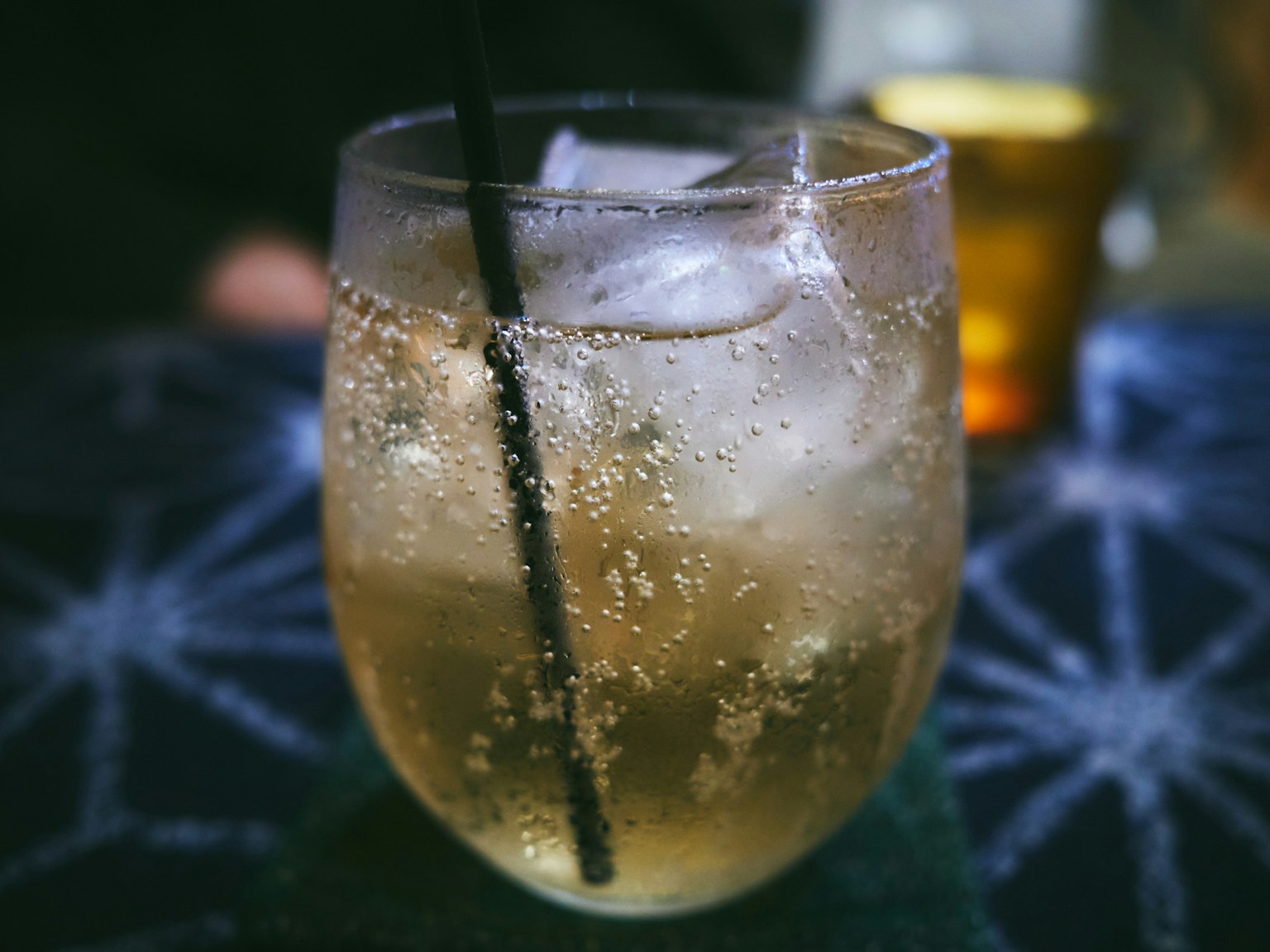 Ein Cocktailglas mit Eis und einem Strohhalm