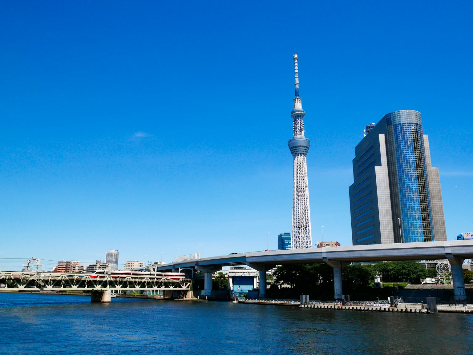 Tokyo Skytree e grattacieli sotto un cielo blu