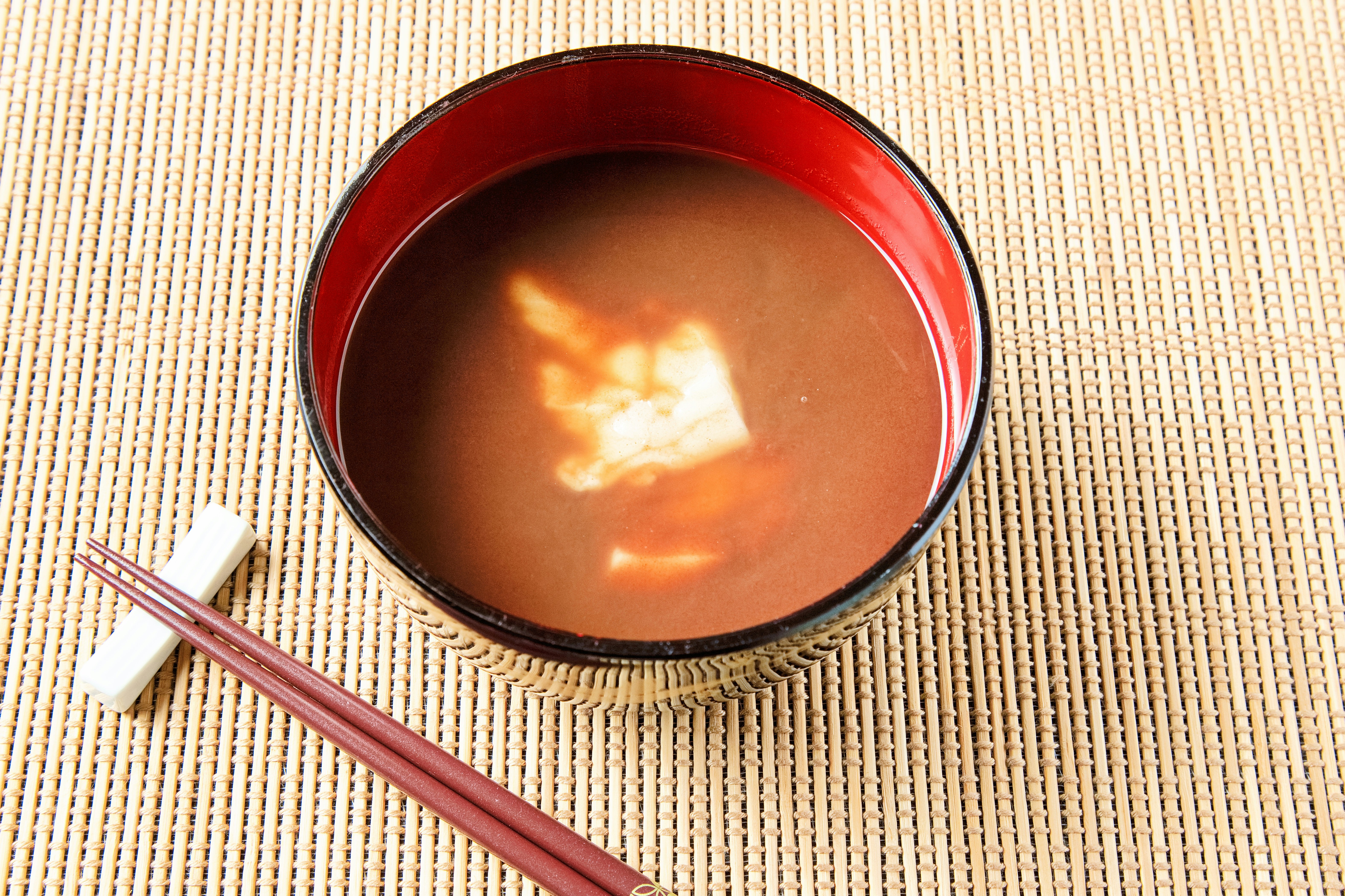 お汁粉の入った赤い椀と箸