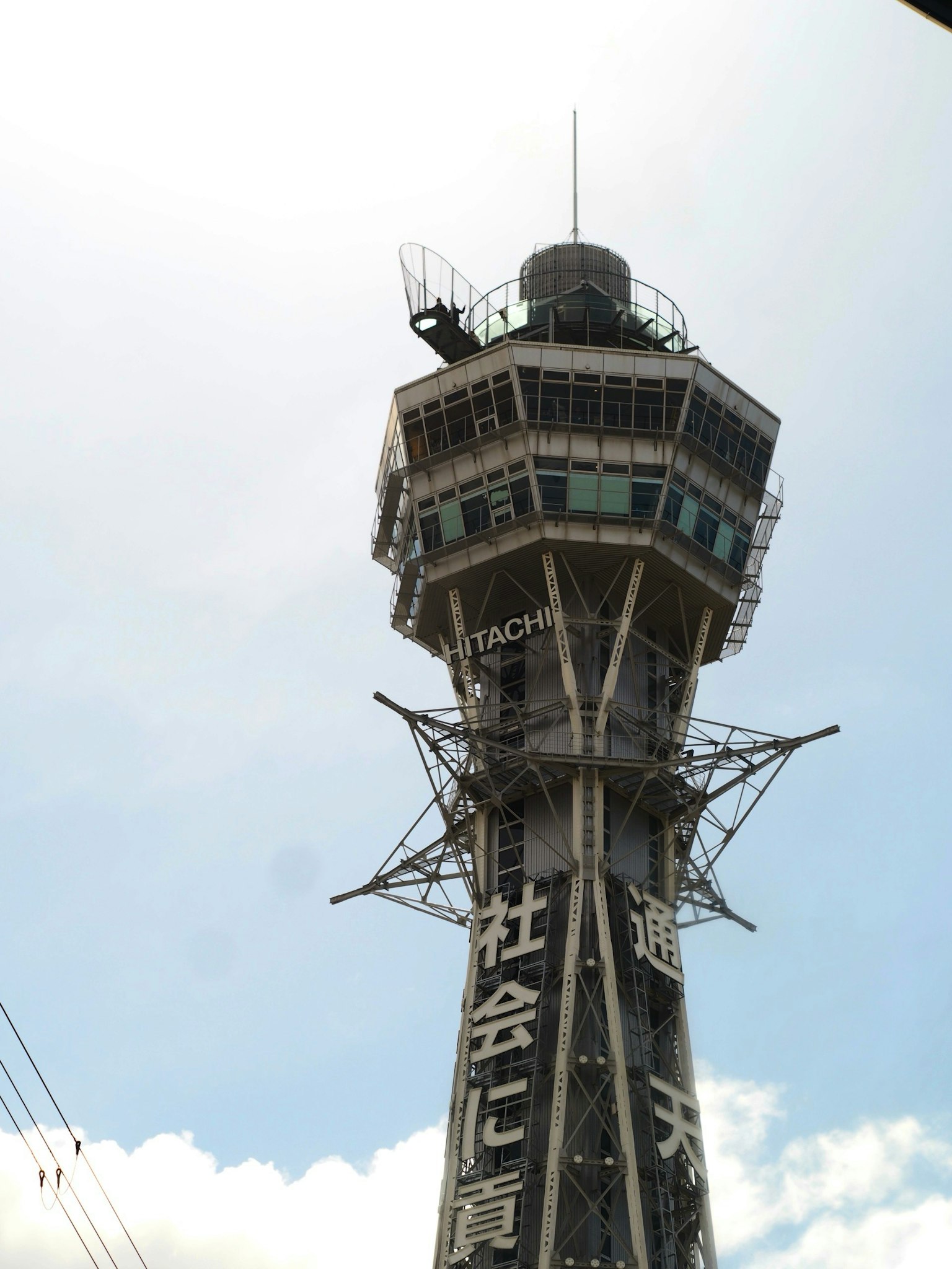 Menara Tsutenkaku di bawah langit cerah
