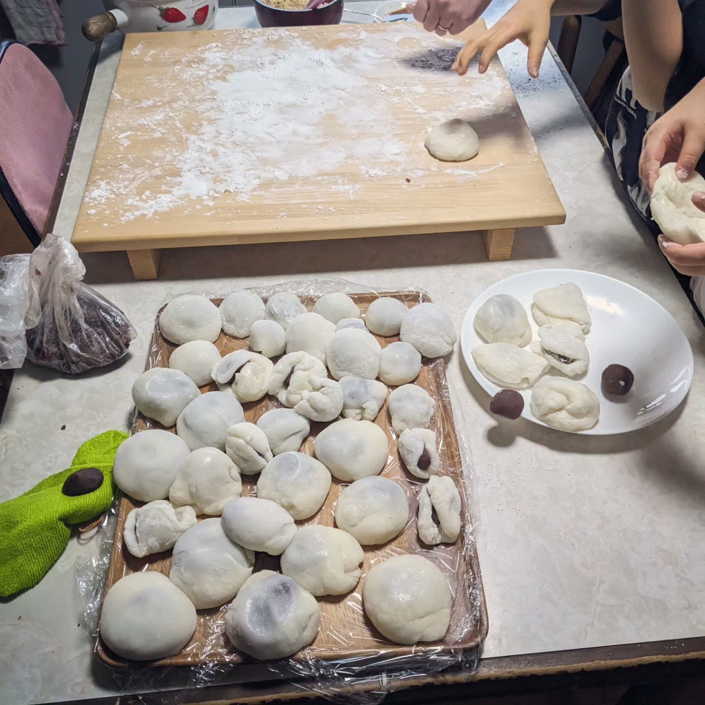 揉面双手与像石头般造型的面团块摆在操作台上