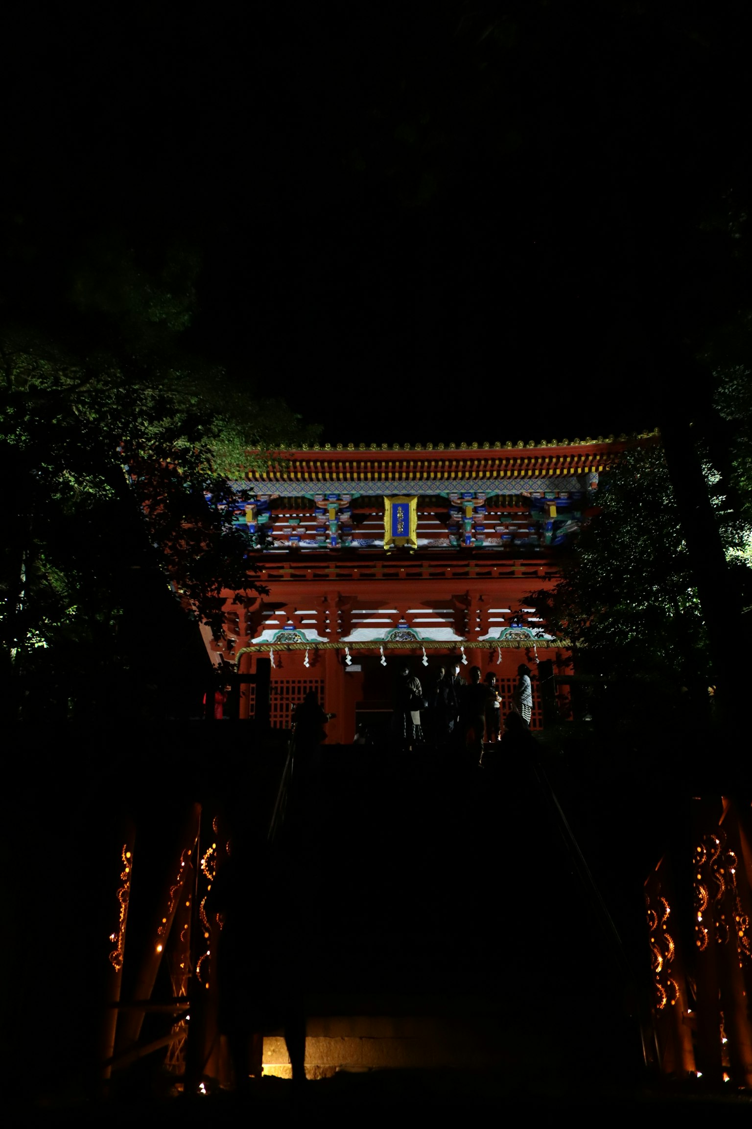 Porta del tempio rosso illuminata di notte