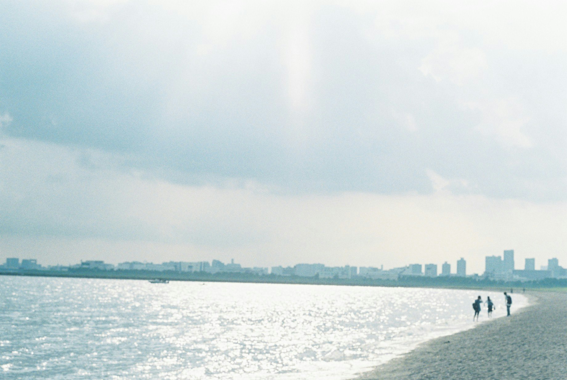 Menschen, die entlang einer Promenade am Meer mit Blick auf den Ozean gehen