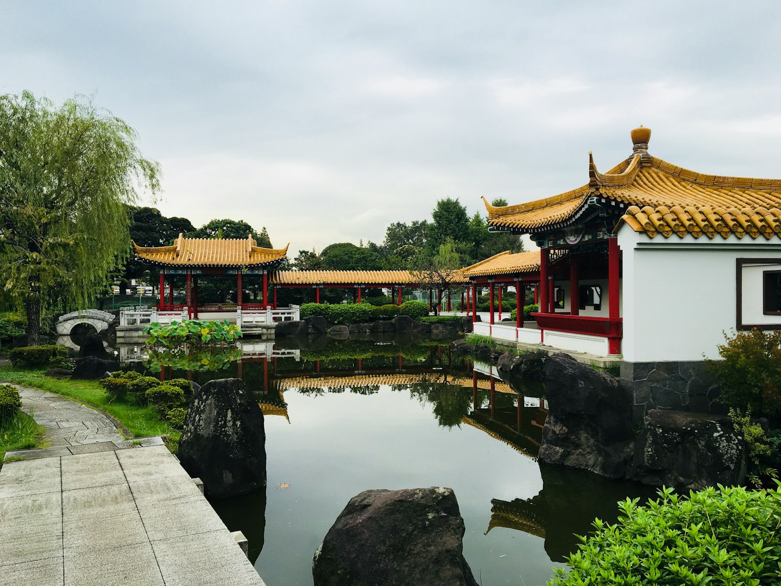 Vista panoramica di un giardino cinese con un laghetto e architettura tradizionale