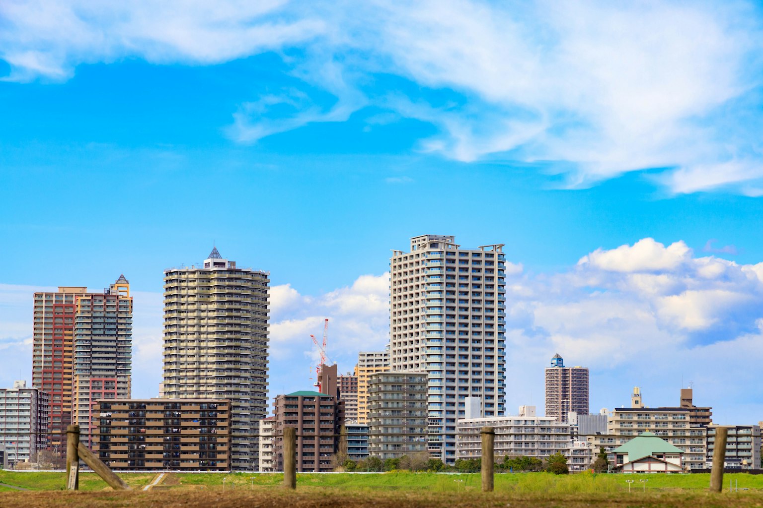 蓝天下的高楼城市天际线
