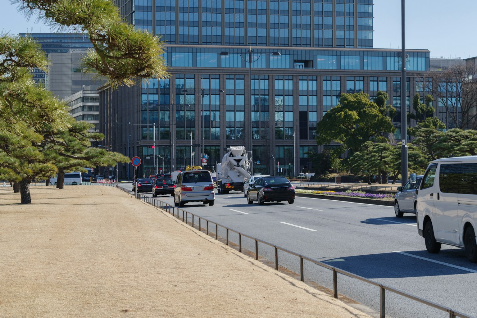 Vue de rue de la ville avec des voitures passantes bâtiments modernes en arrière-plan