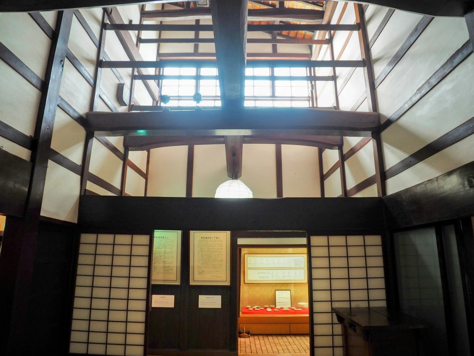 Intérieur d'un bâtiment japonais traditionnel avec des poutres en bois et des écrans shoji