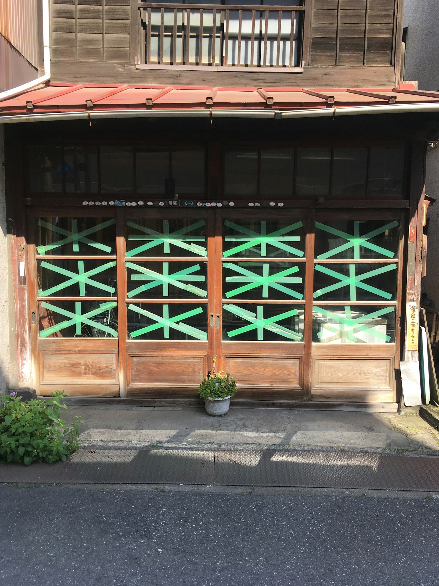 老式日本房屋，木门上有绿色十字图案