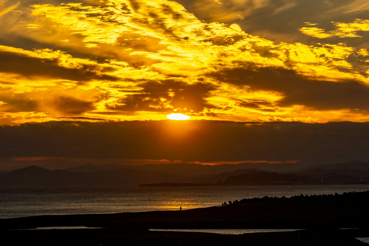 Un magnifique coucher de soleil avec des nuages orange vifs sur l'océan