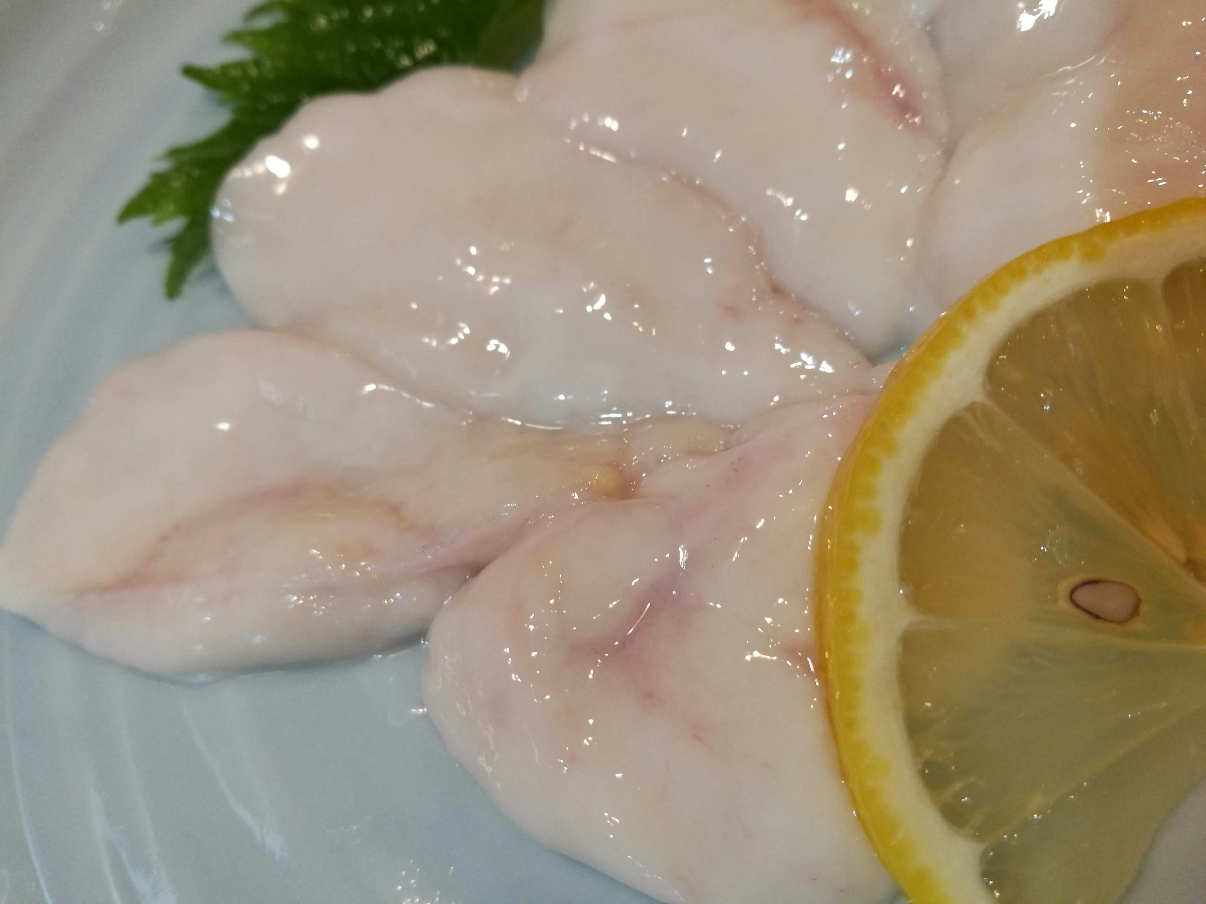 配檸檬的生雞胸肉片