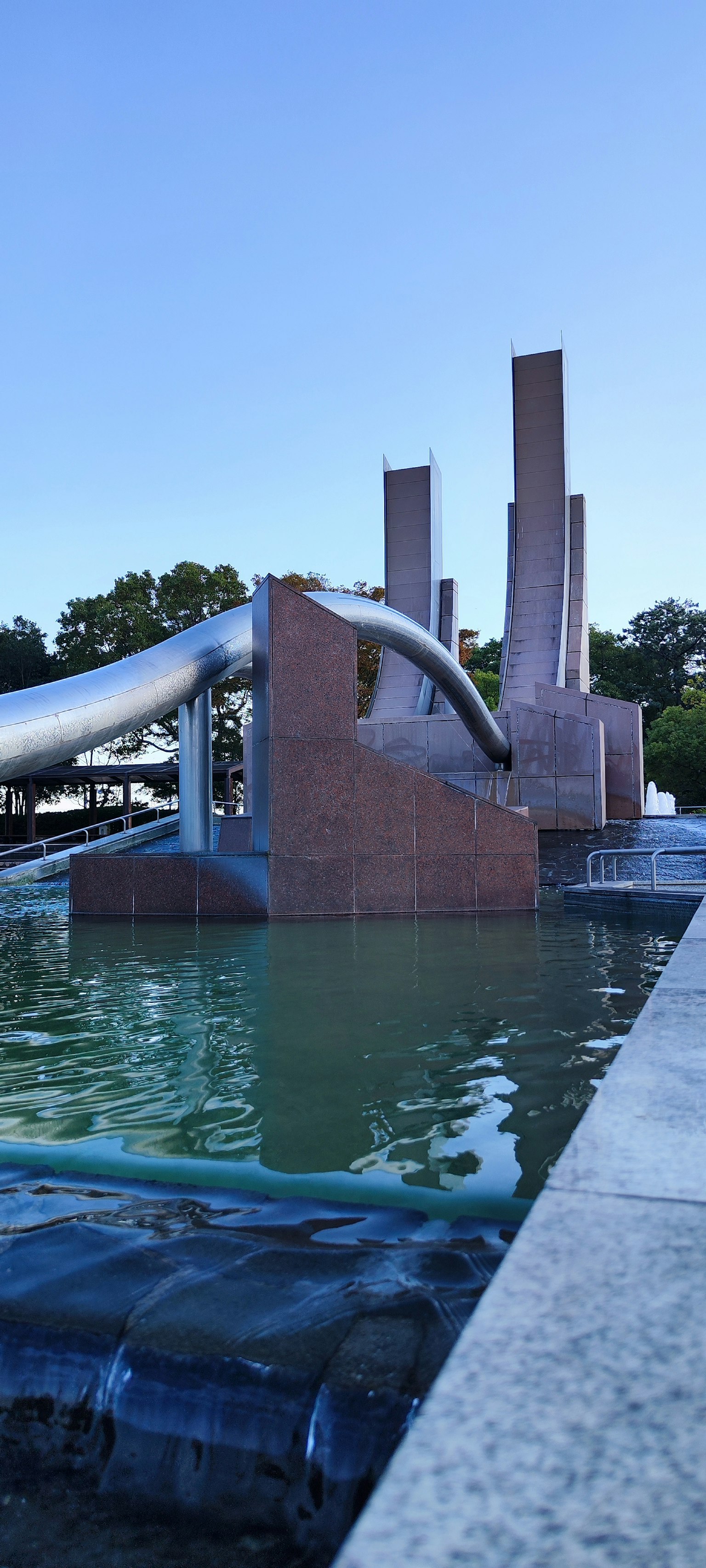 Photo d'un toboggan aquatique et d'une structure en brique dans un parc