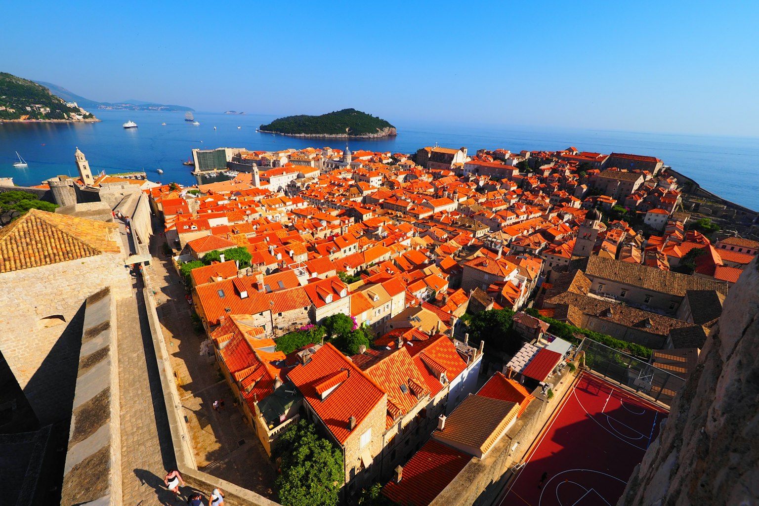 Vista panoramica di Dubrovnik con tetti arancioni e il mare Adriatico