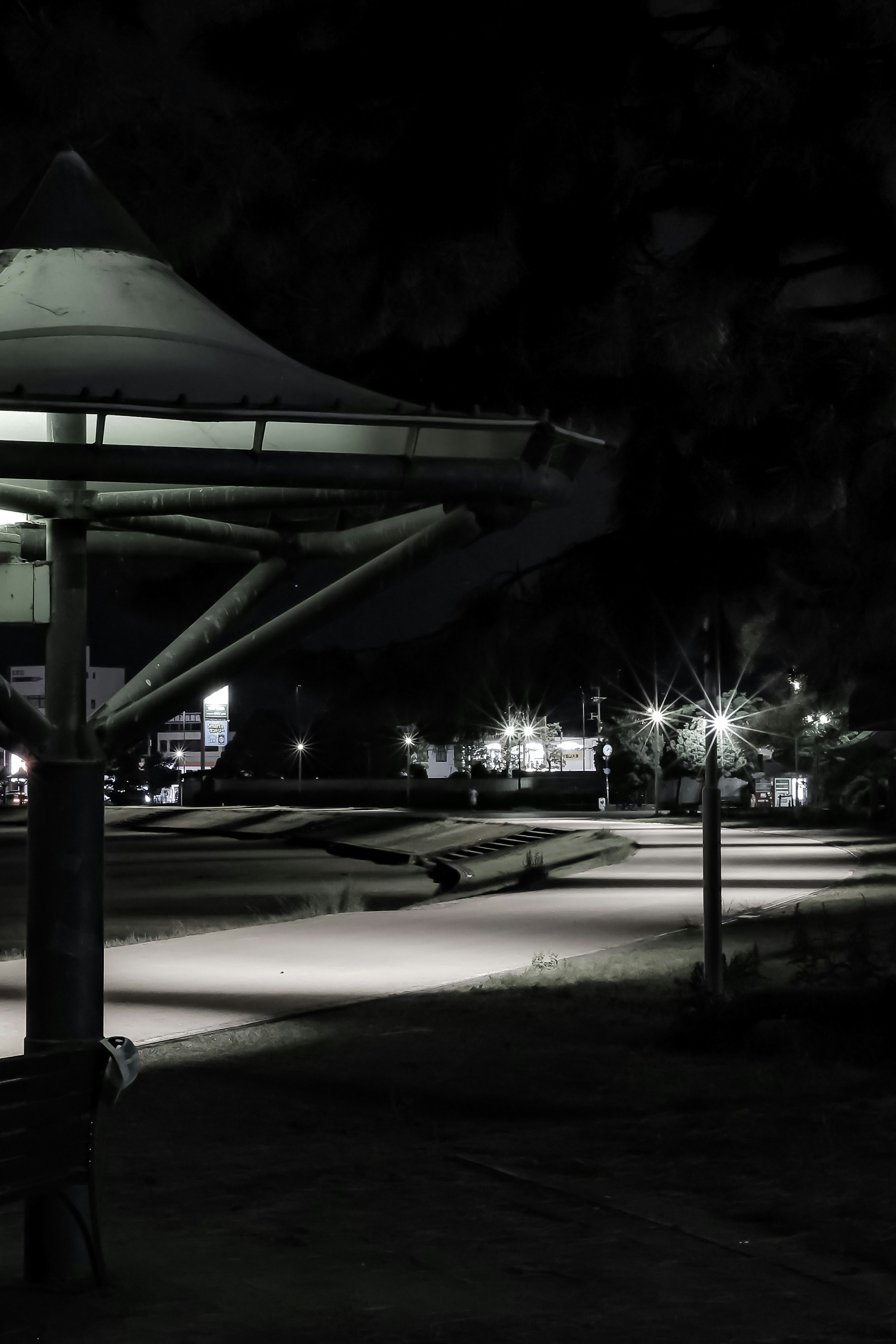 Nächtliche Promenade und Park mit Licht-und-Schatten von Straßenlaternen