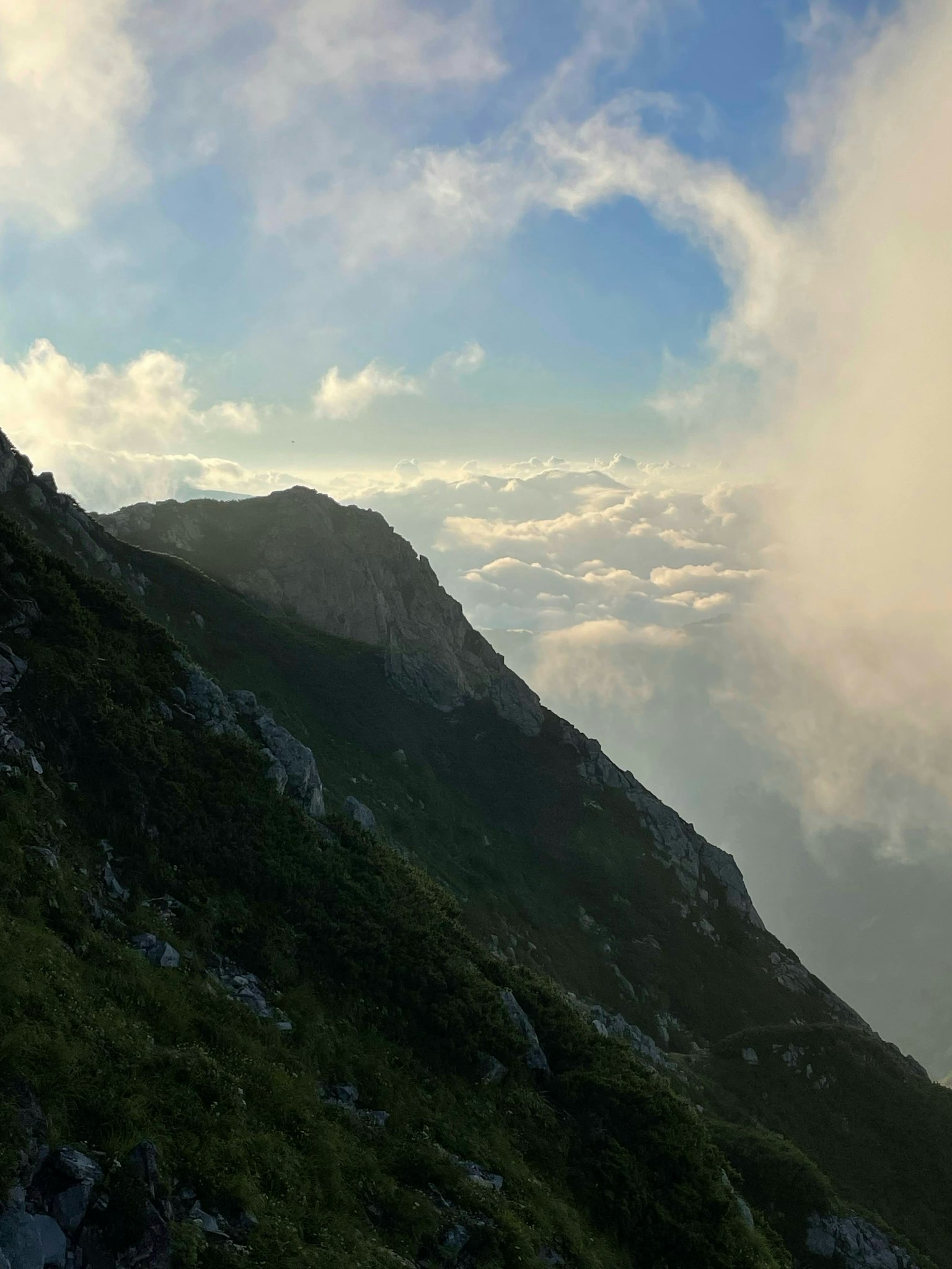 山坡與雲彩和藍天