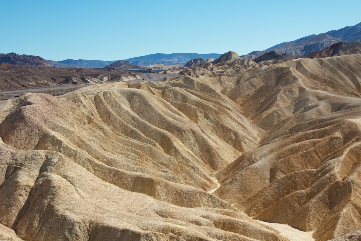 Paesaggio secco con formazioni geologiche stratificate