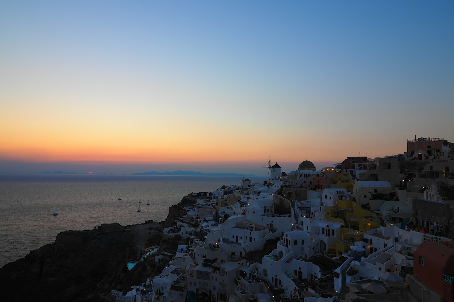 Cảnh hoàng hôn tuyệt đẹp trên Santorini với những ngôi nhà trắng