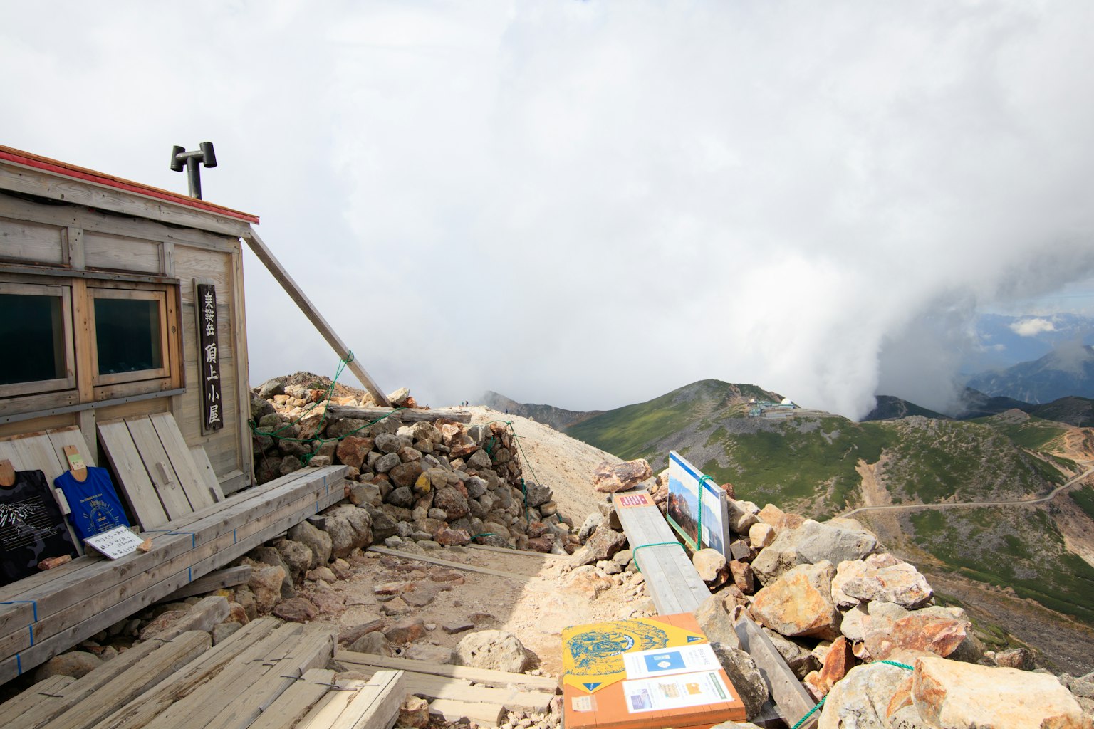 Bergütte mit Blick auf Wolken und Berge