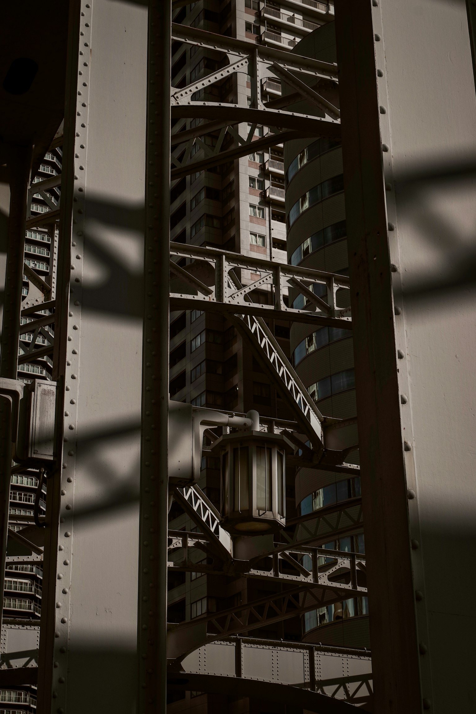 Detail tampak struktur baja dan lift dalam bayangan