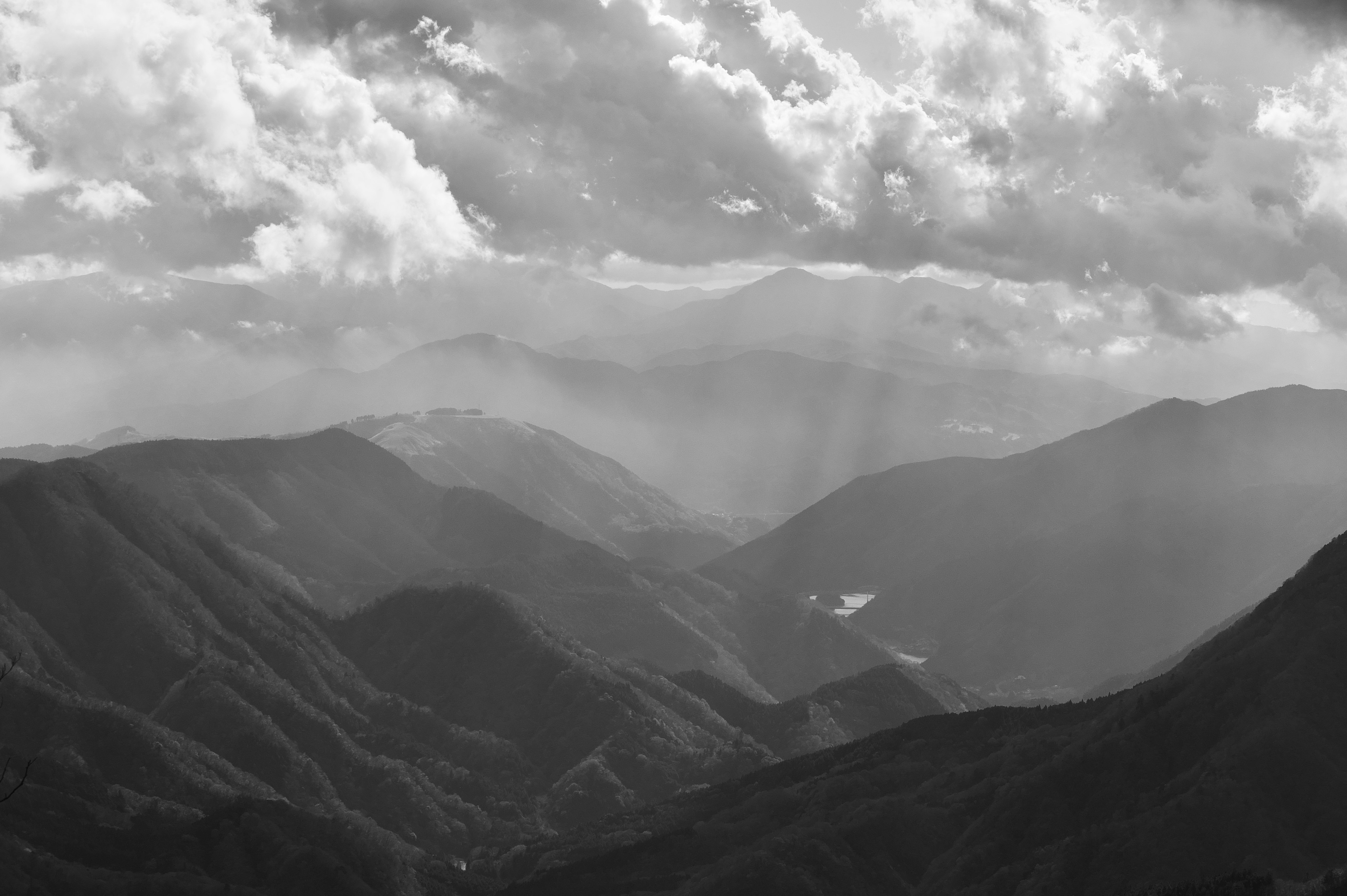 霧のかかった山並みの谷間風景