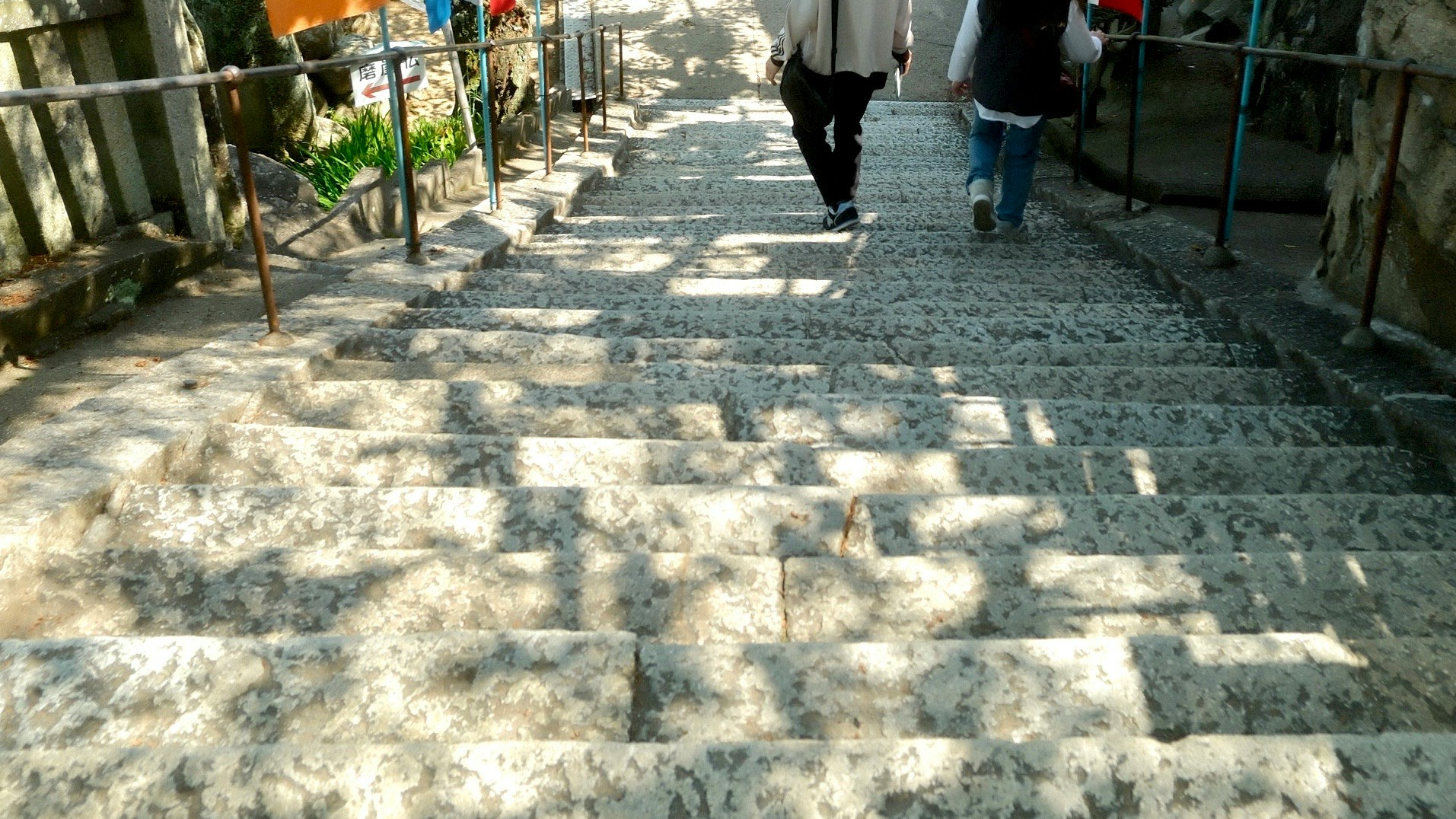 돌로 된 계단을 걷는 사람들이 있는 통로