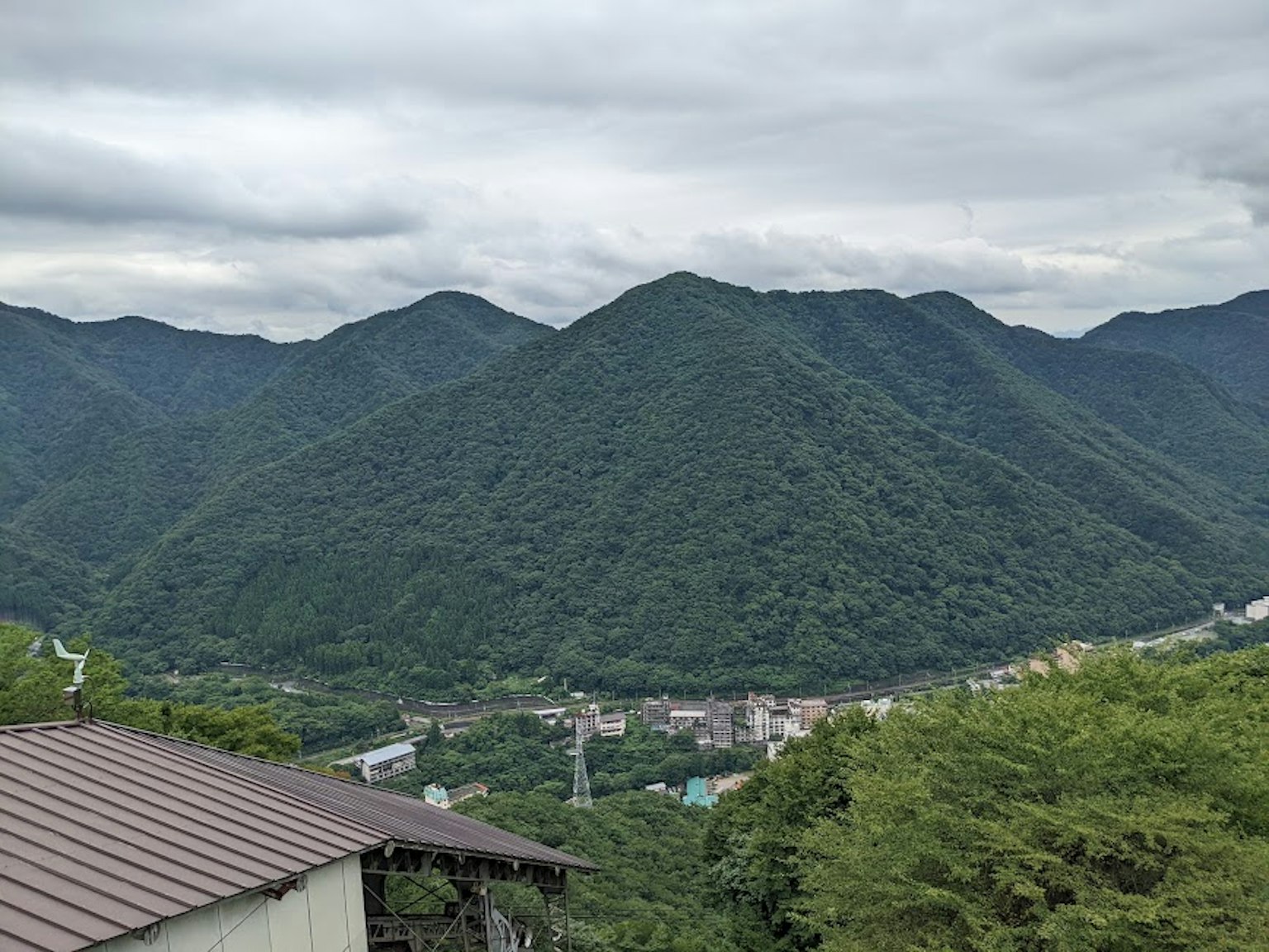 郁郁葱葱的山脉在多云的天空下