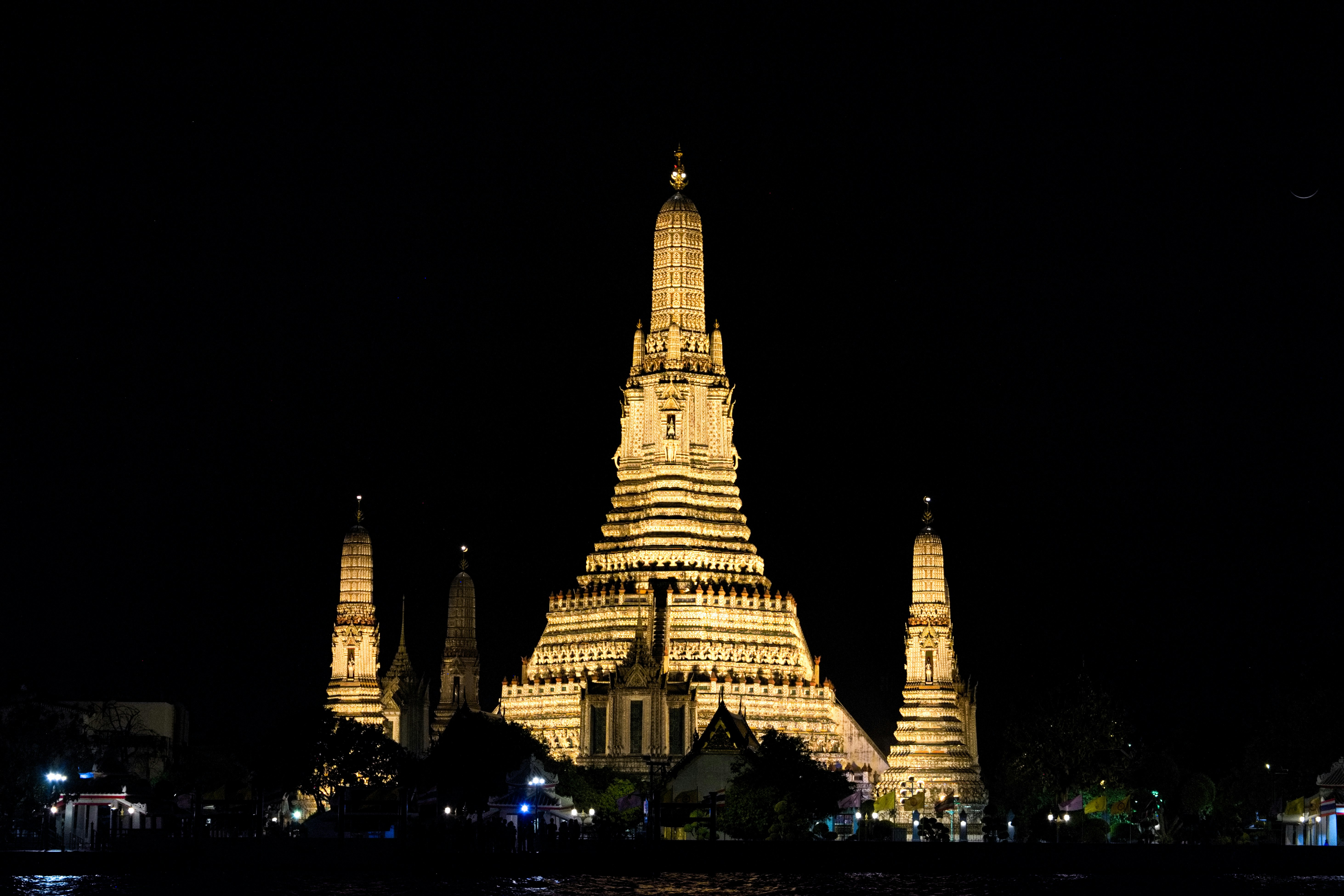 夜のワット・アルン（暁の寺）とライトアップされた塔群