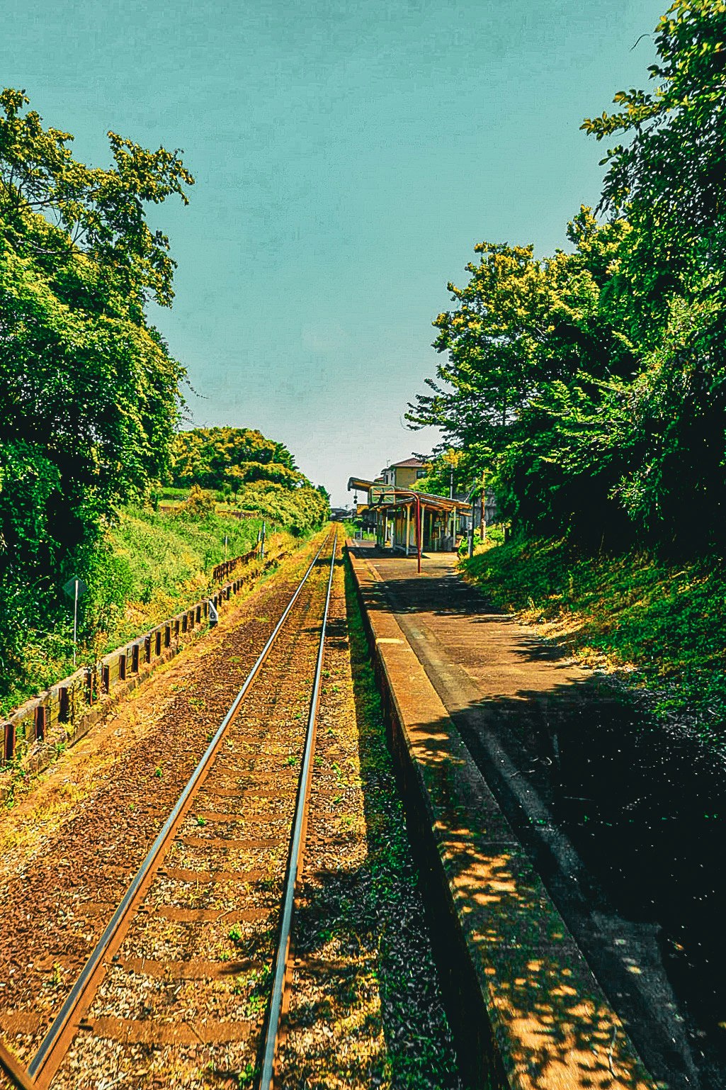 線路が伸びる田舎の駅前の風景