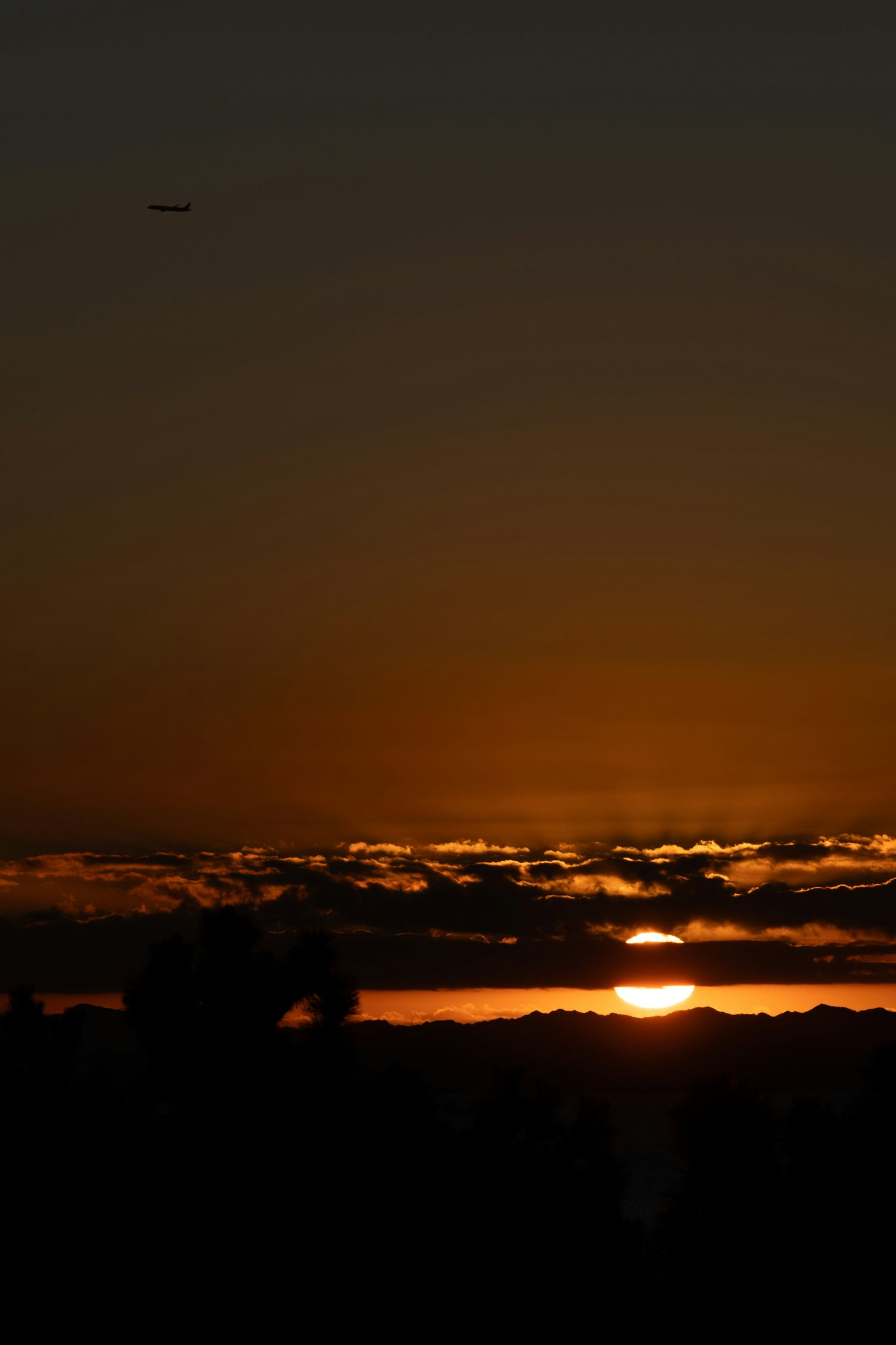 Bellissimo paesaggio al tramonto con nuvole in silhouette