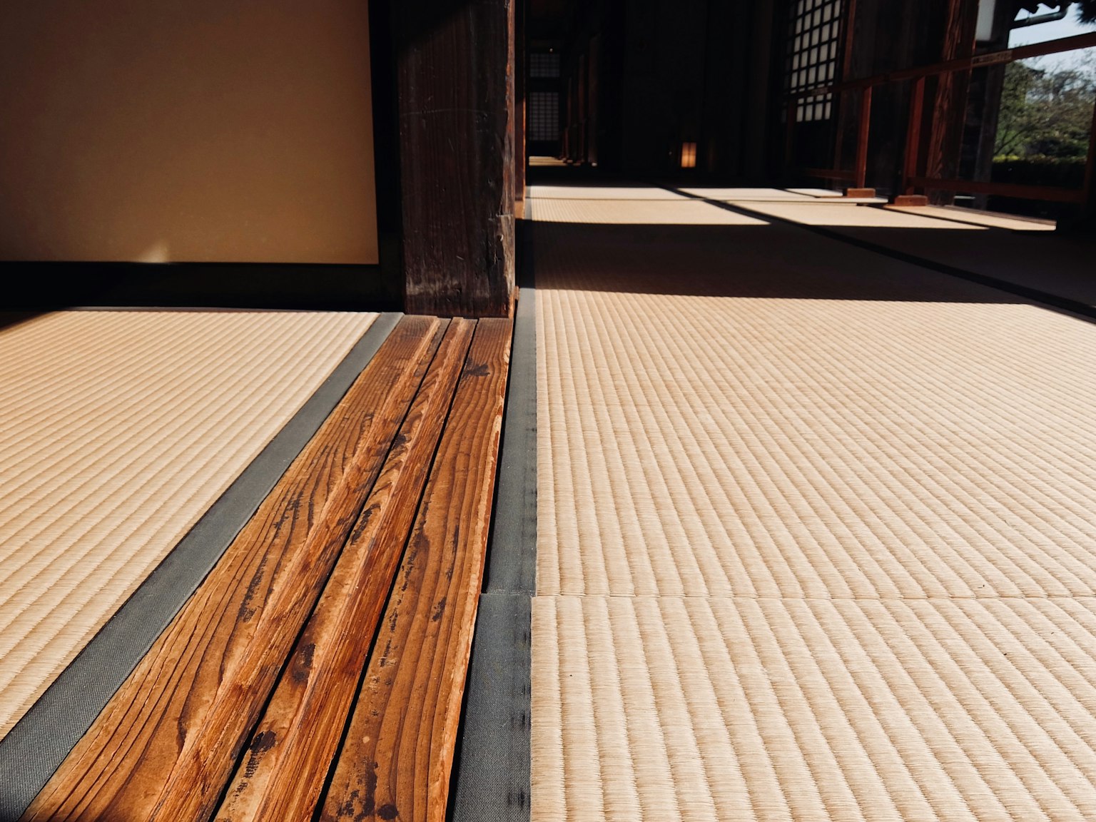 Contrasto tra tatami e pavimento in legno in una stanza giapponese tradizionale