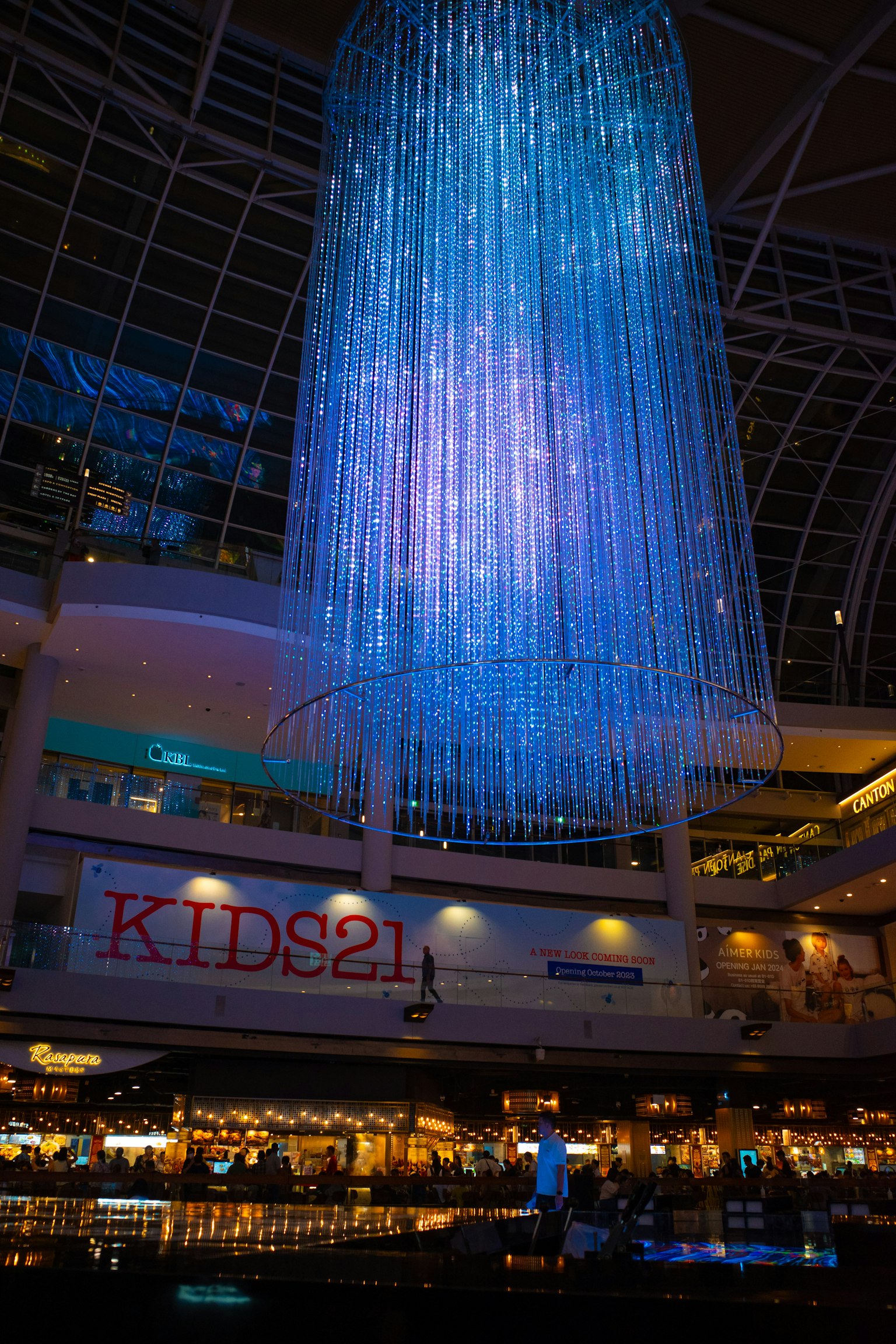 Interno di un centro commerciale con un lampadario blu luminoso