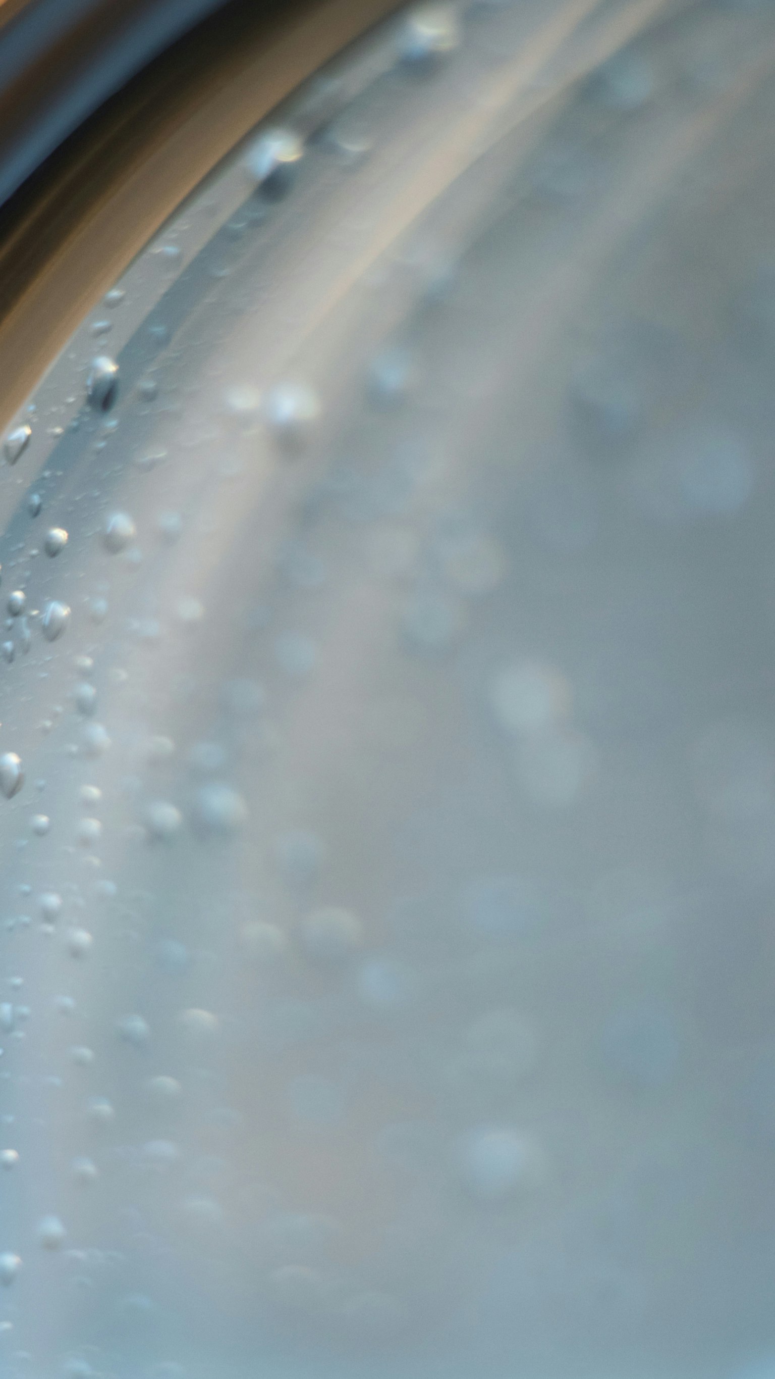Primo piano di piccole bolle sulla superficie dell'acqua