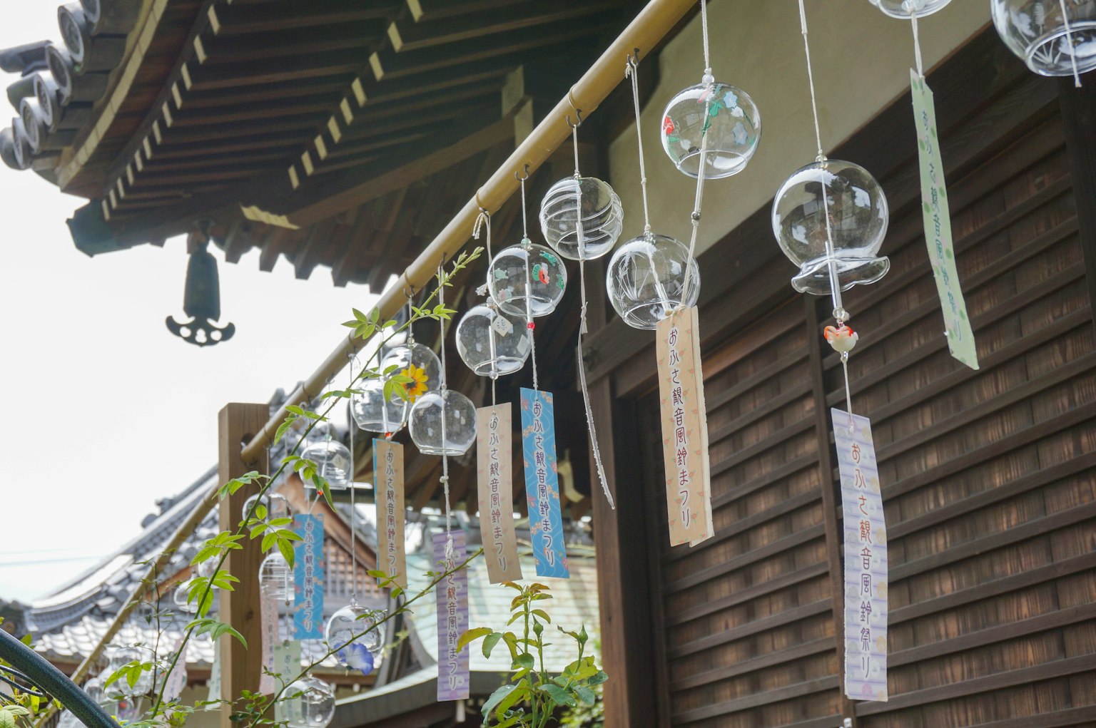 Edificio tradicional japonés decorado con campanas de viento