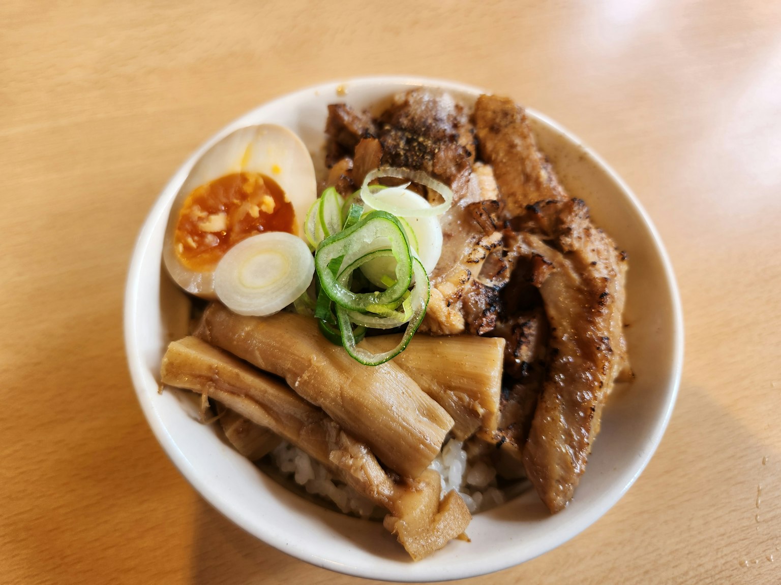美味的豬肉碗配蔥和蛋