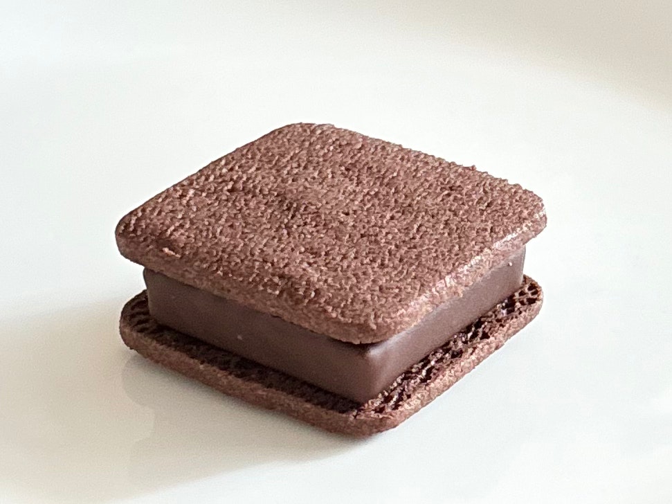 barrette di dolce al cioccolato impilate su sfondo bianco