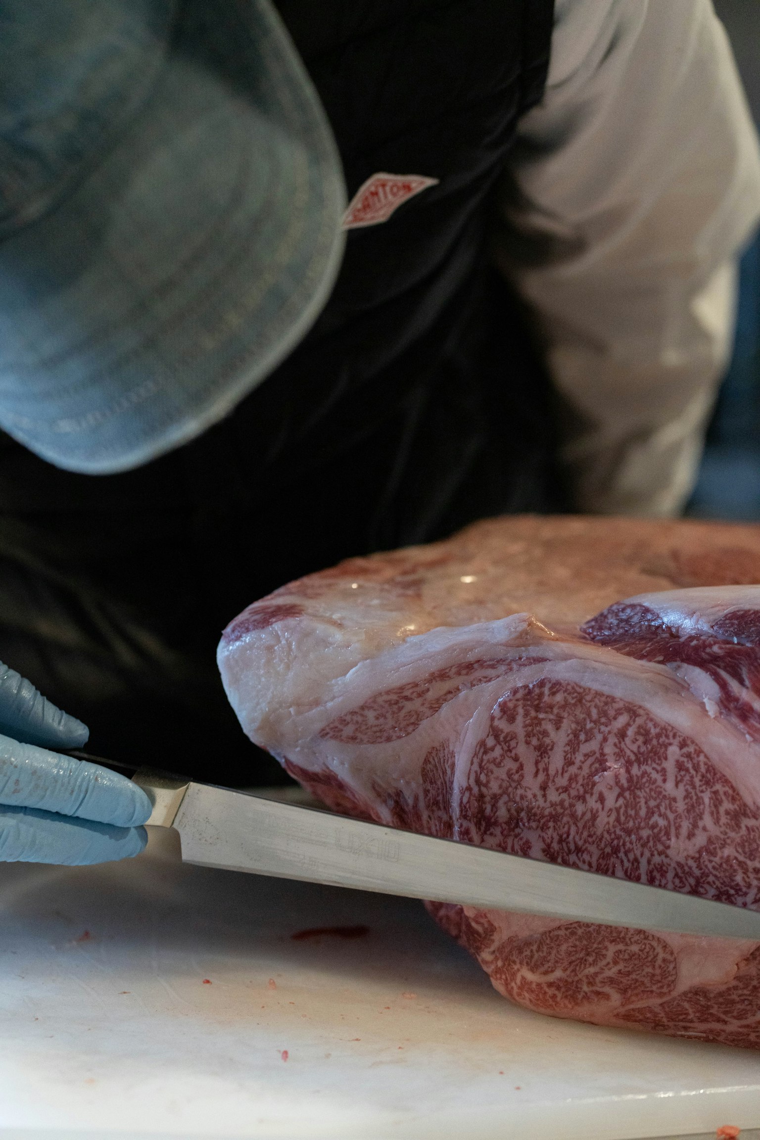 人正在切割一大塊肉