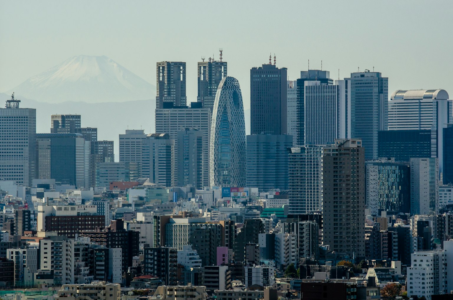 Garis langit Tokyo dengan gedung pencakar langit dan Gunung Fuji di latar belakang