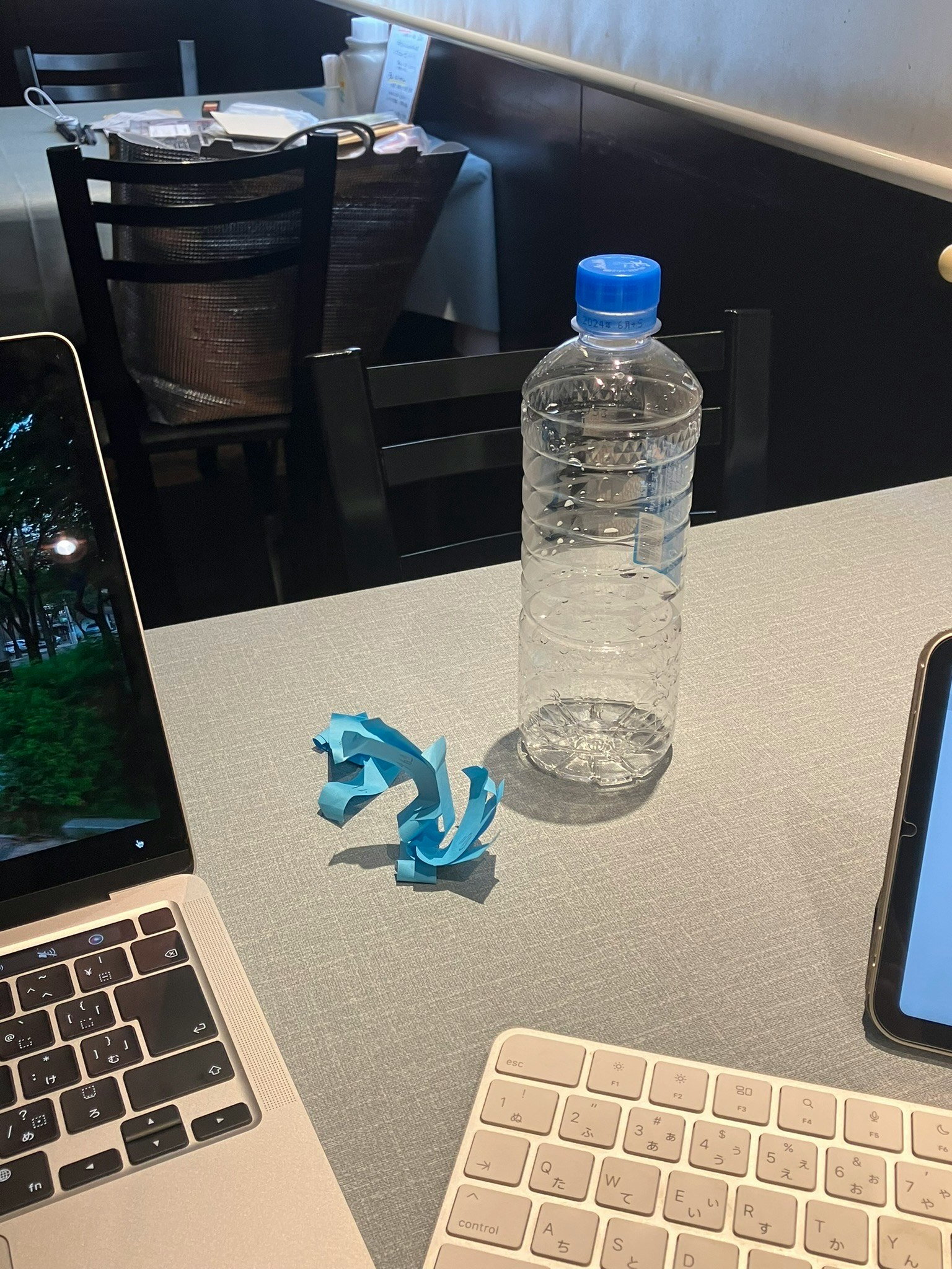 桌子上的水瓶和藍色塑料夾的場景