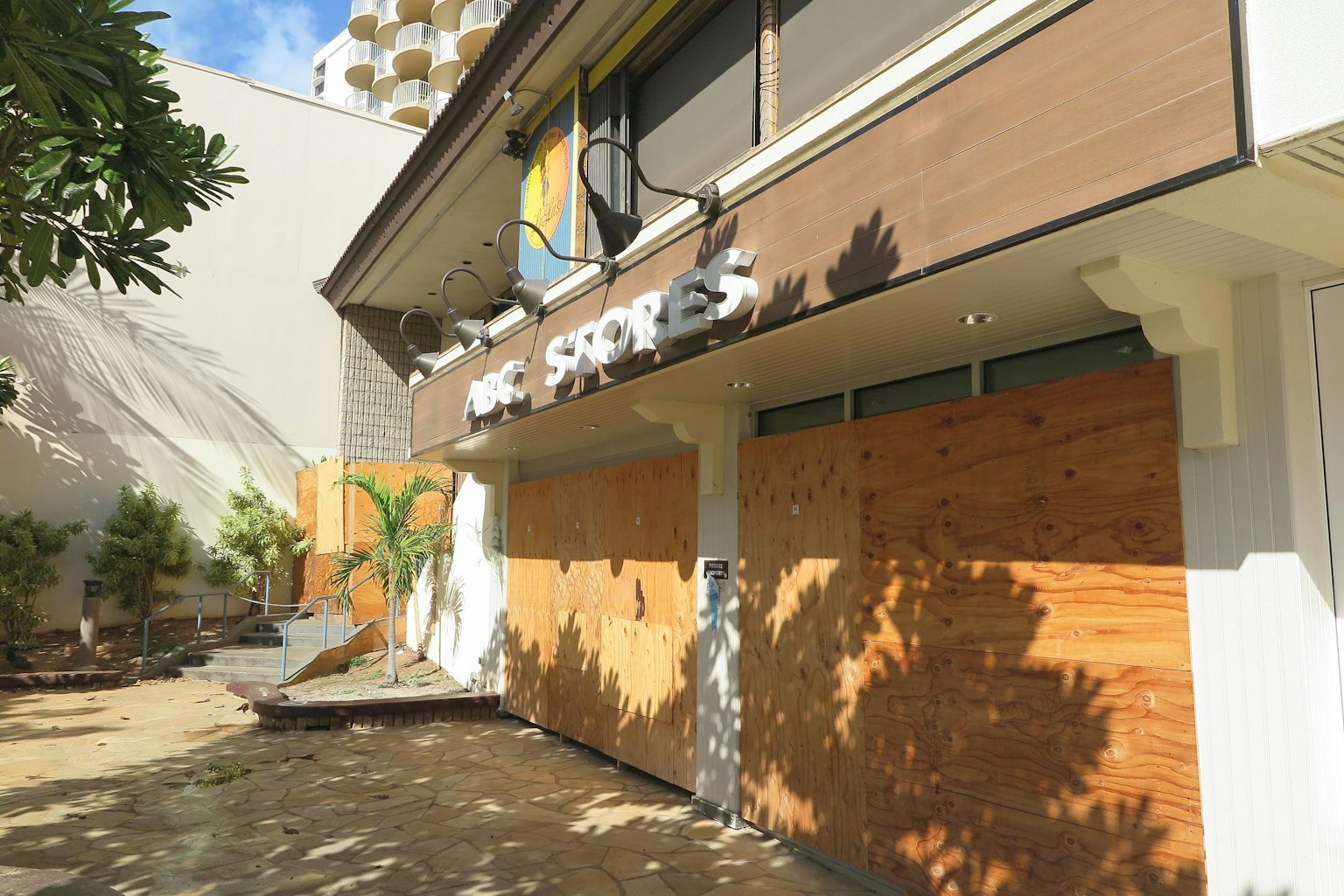 Extérieur d'un magasin fermé avec des planches en bois couvrant les fenêtres