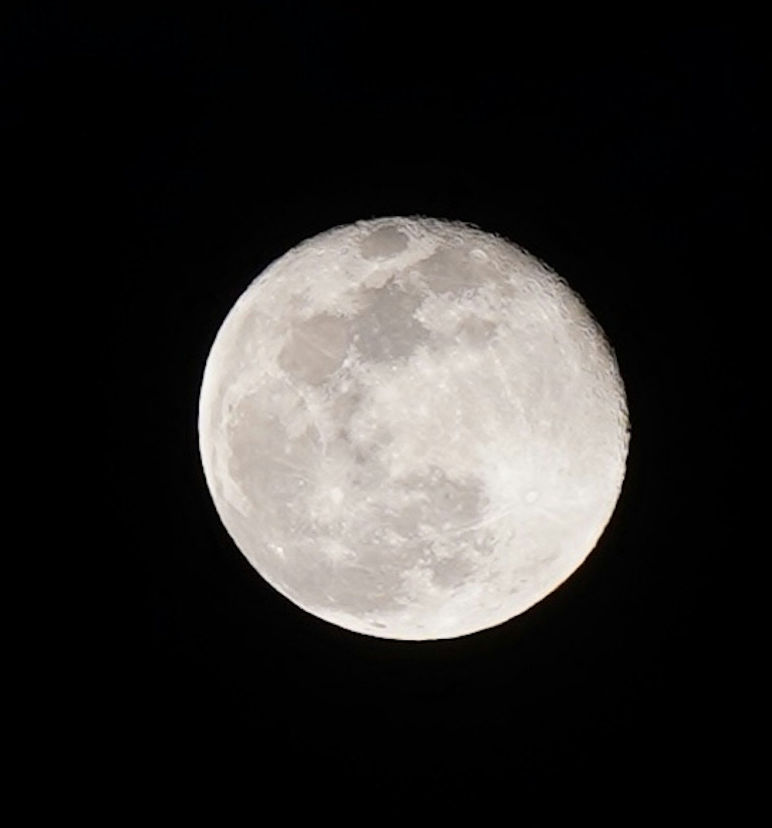 夜空中的明亮滿月