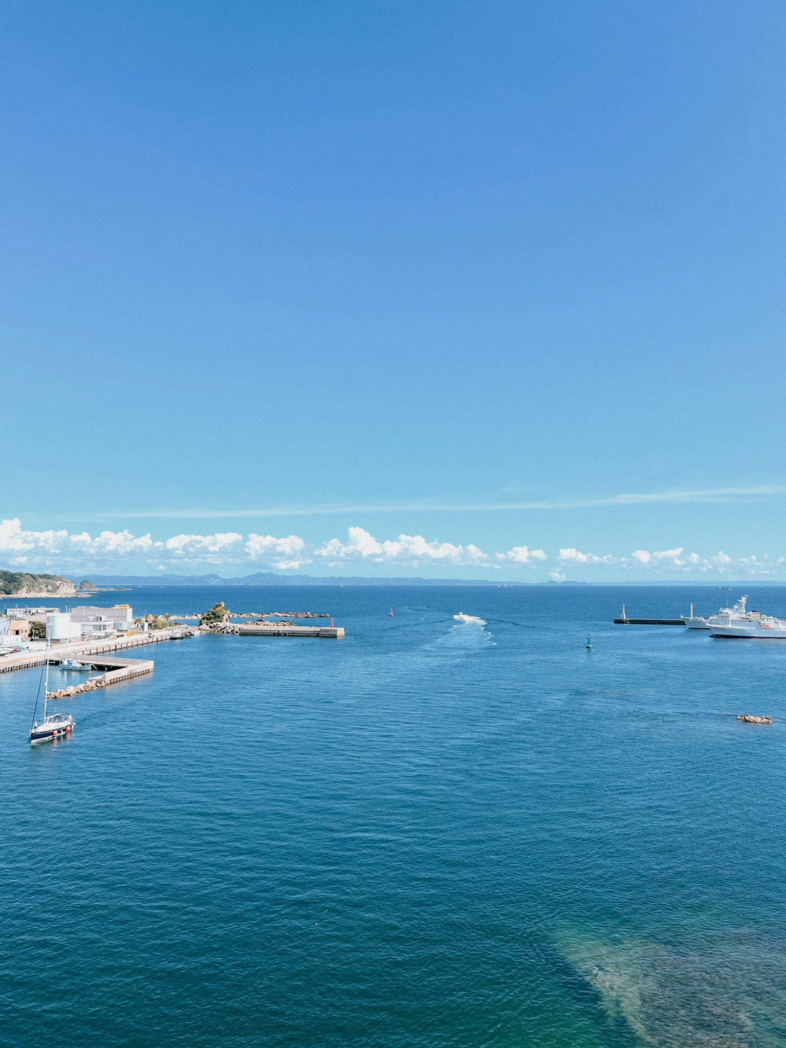 Vue panoramique de l'océan bleu et du ciel avec des bateaux et des quais
