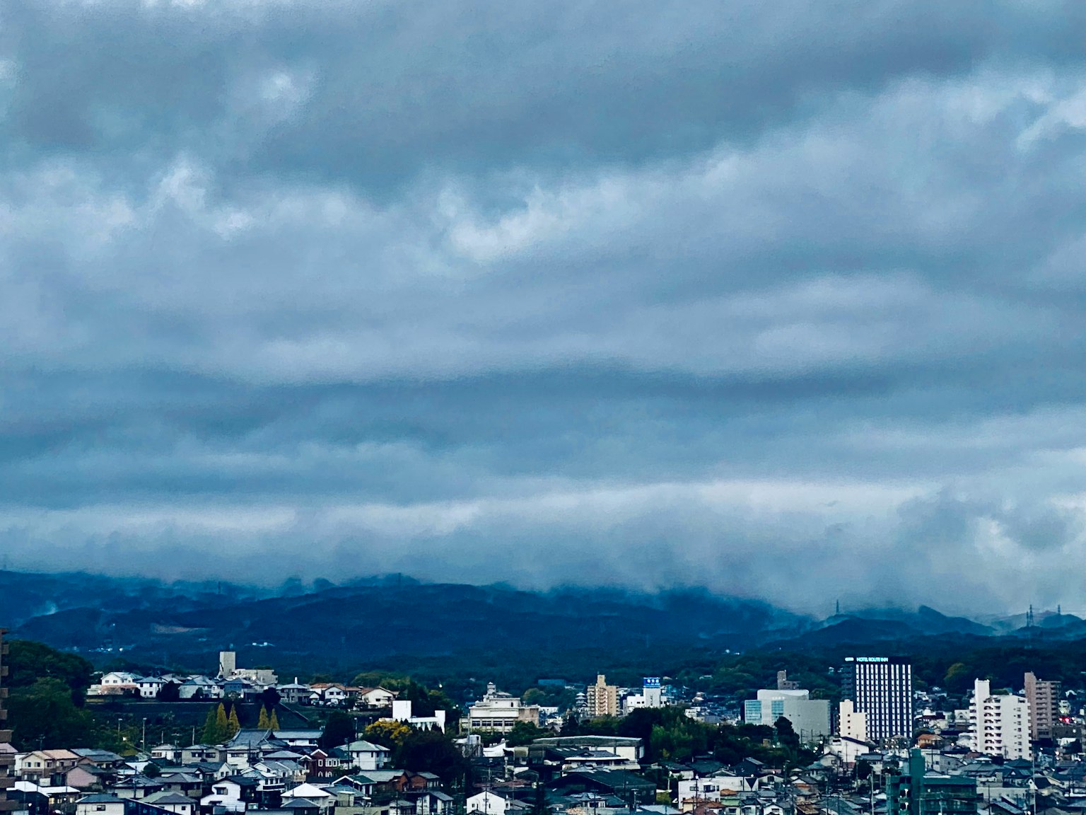蓝天下的城市景观与山的轮廓