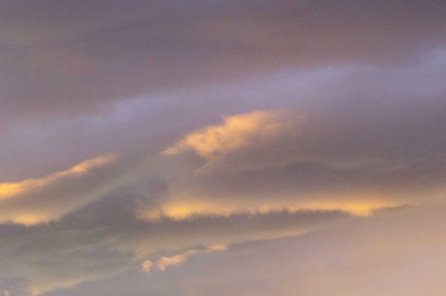 Langit dengan awan ungu dan cahaya emas