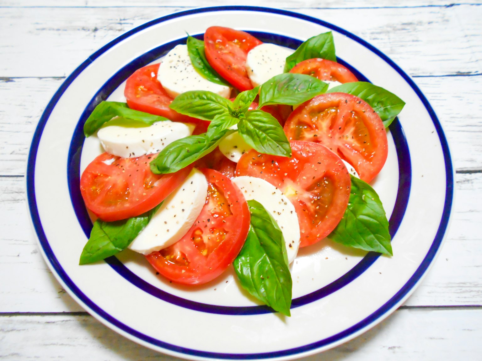 Salade de tomates et mozzarella garnie de basilic frais