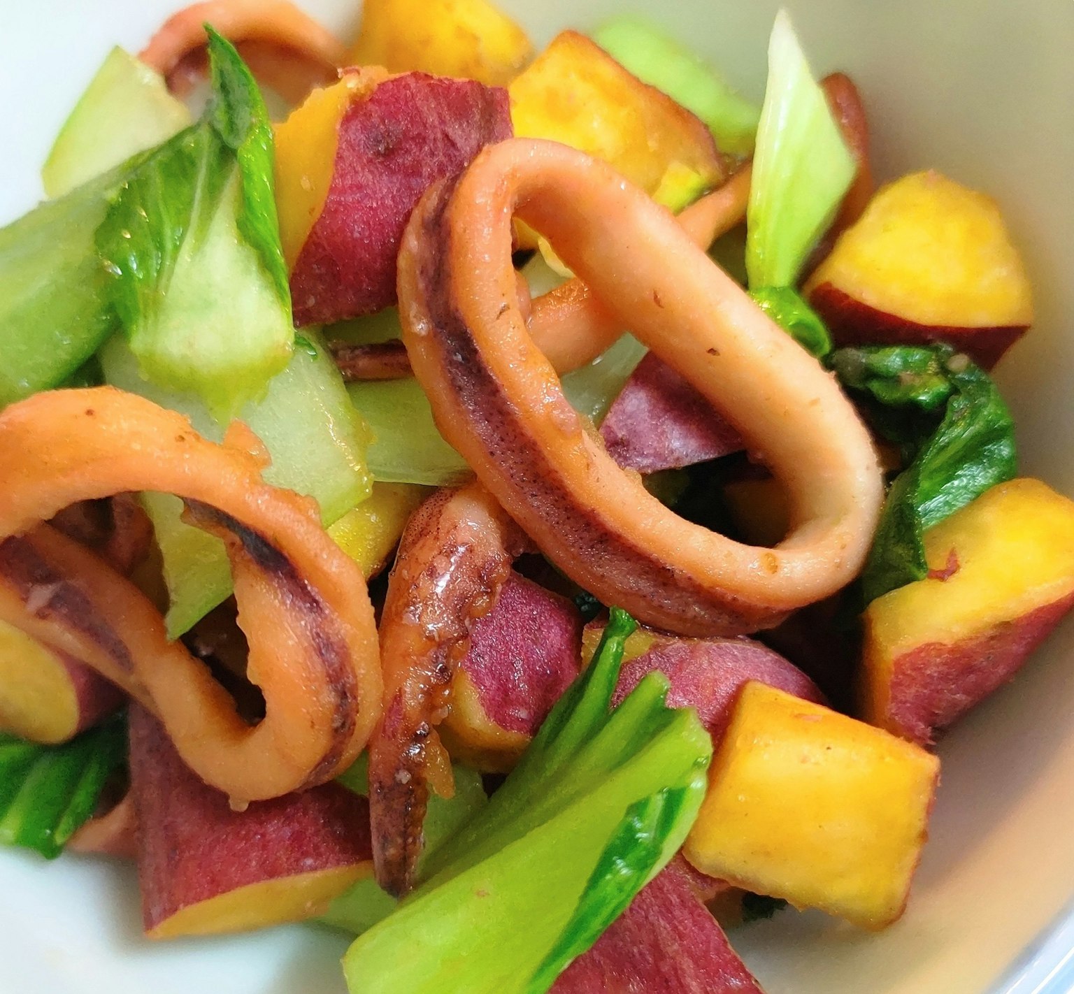 Salad dengan cumi dan ubi jalar disajikan dengan sayuran segar
