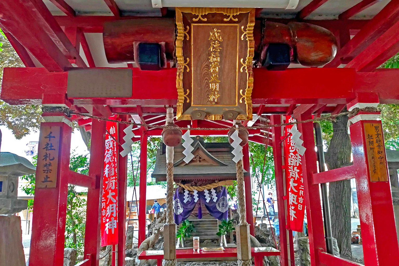 红色鸟居和神社内部的图像