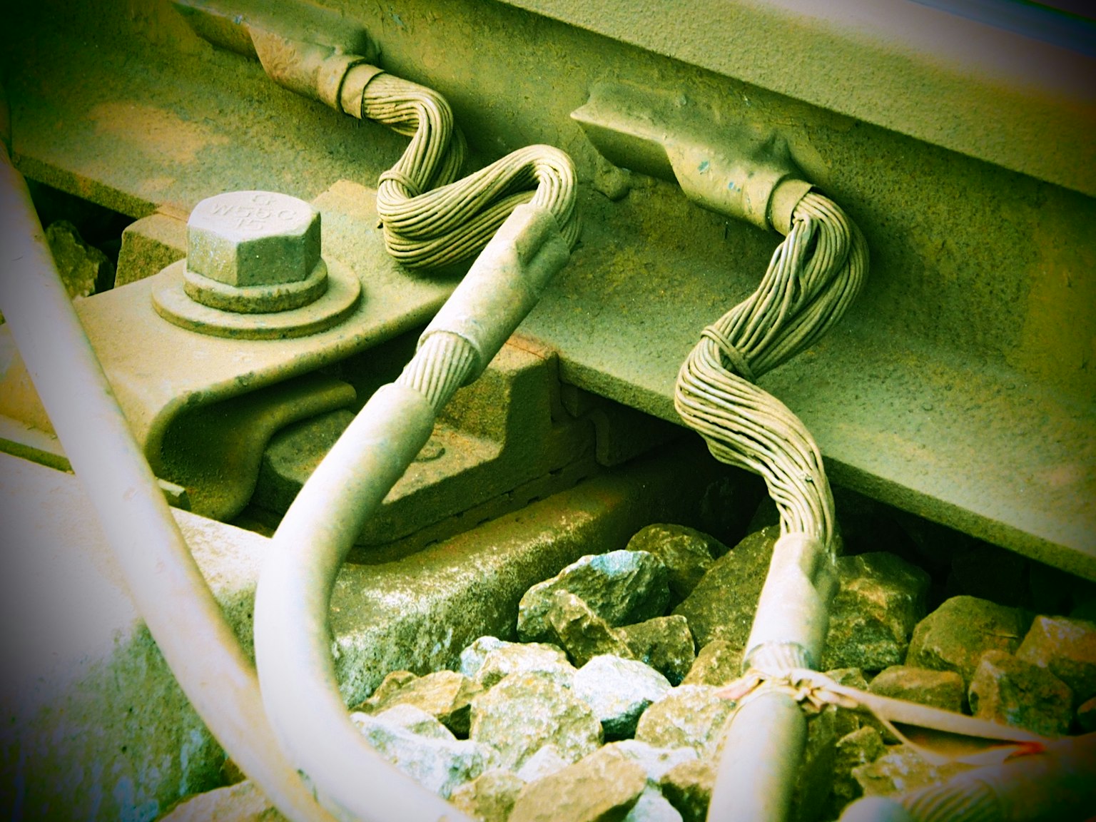 Image en gros plan de fils connectés aux rails de chemin de fer