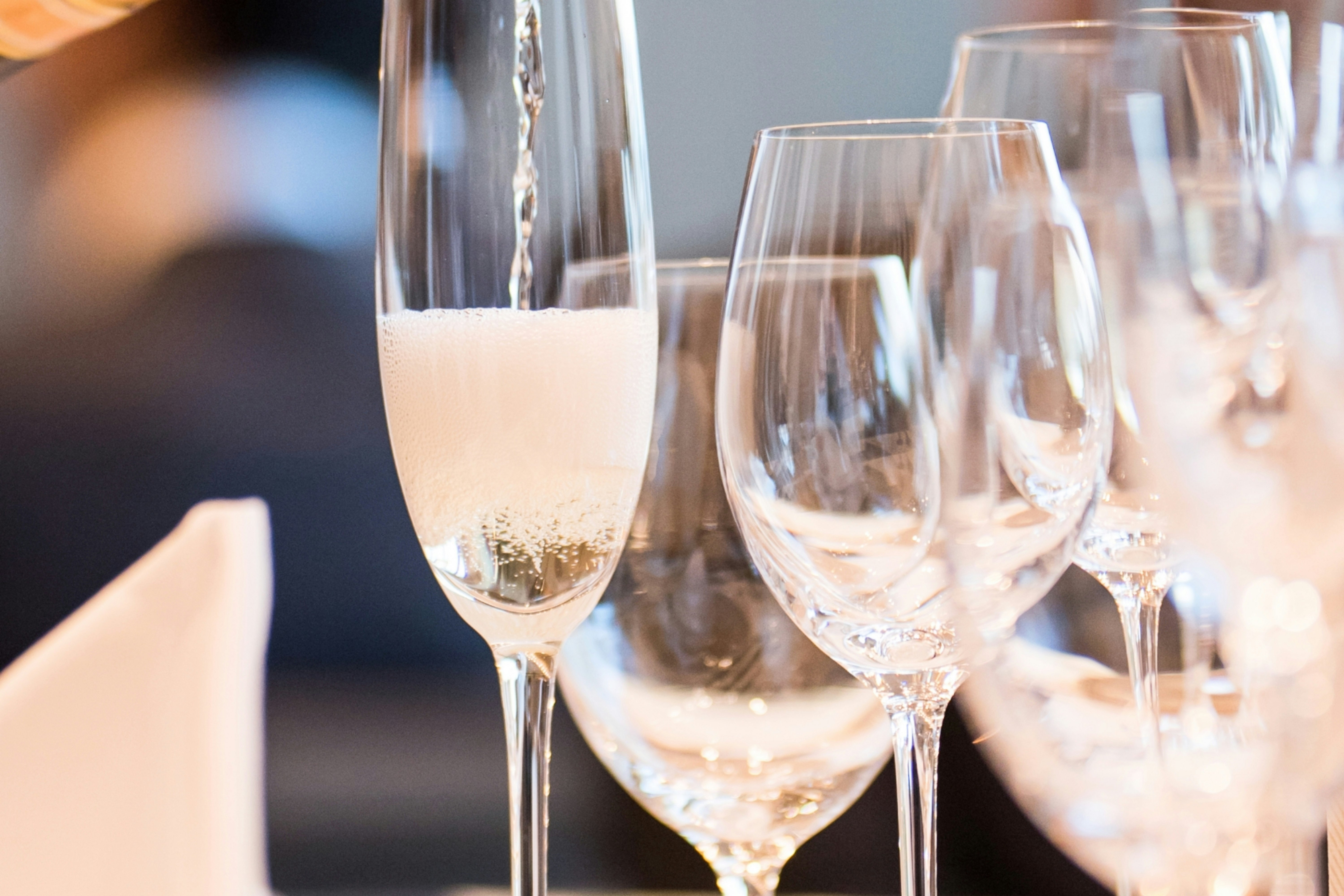 Un tavolo con calici di champagne allineati prima del brindisi